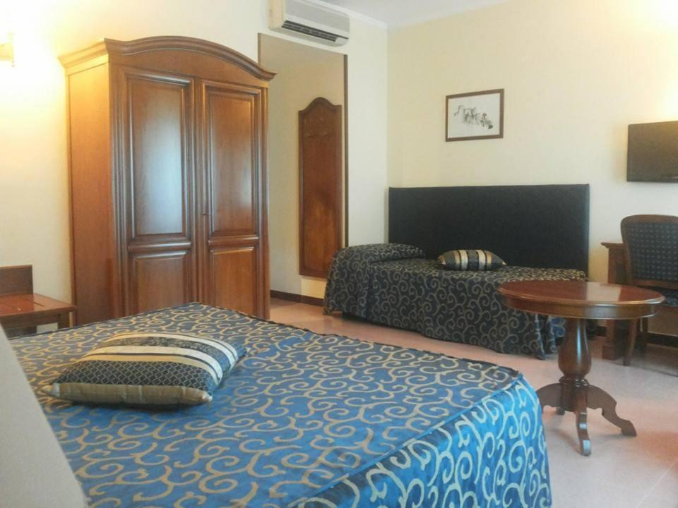 Standard Double Room - Photo 3