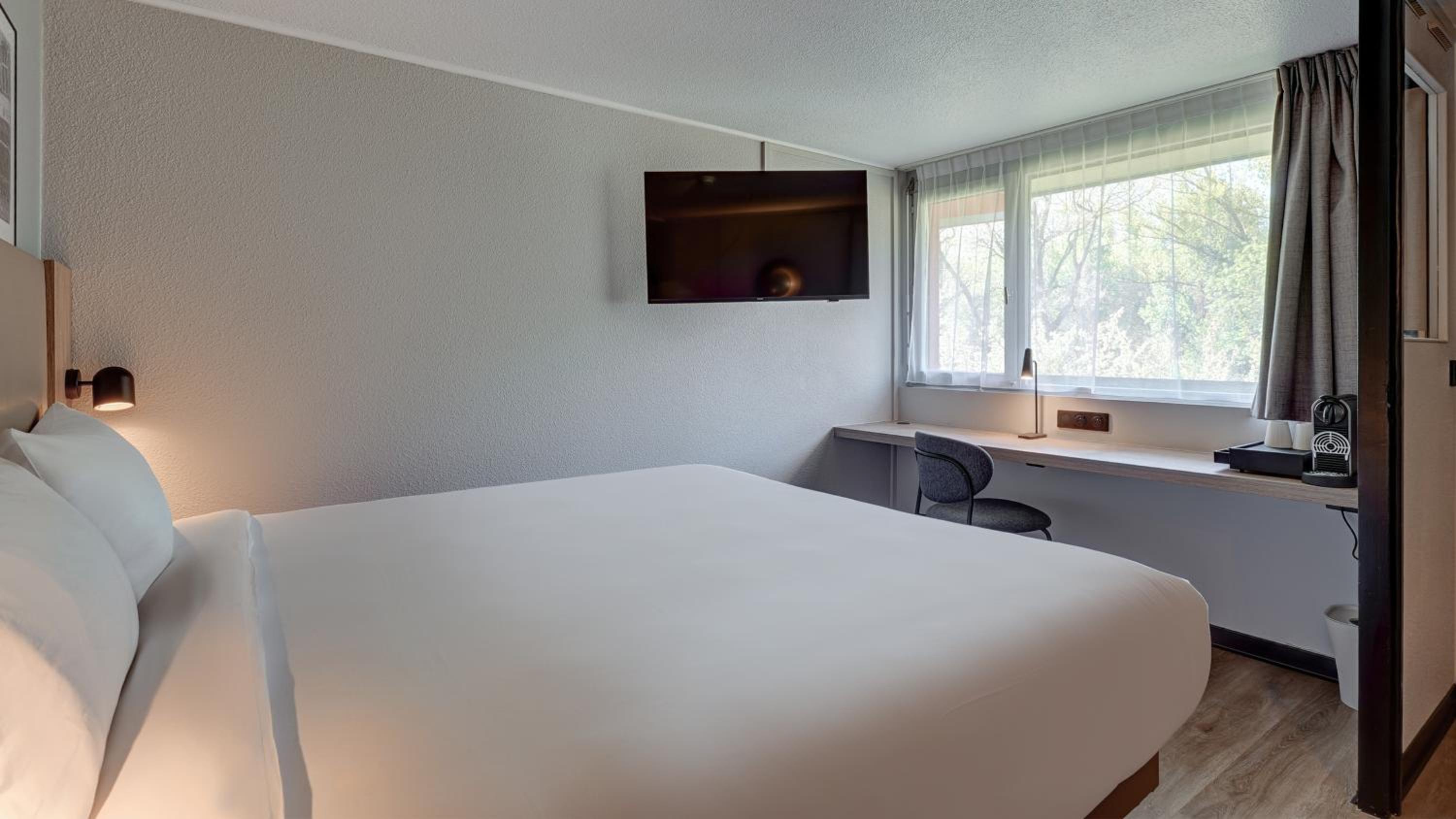 Superior Room - 1 King Bed - Photo 8