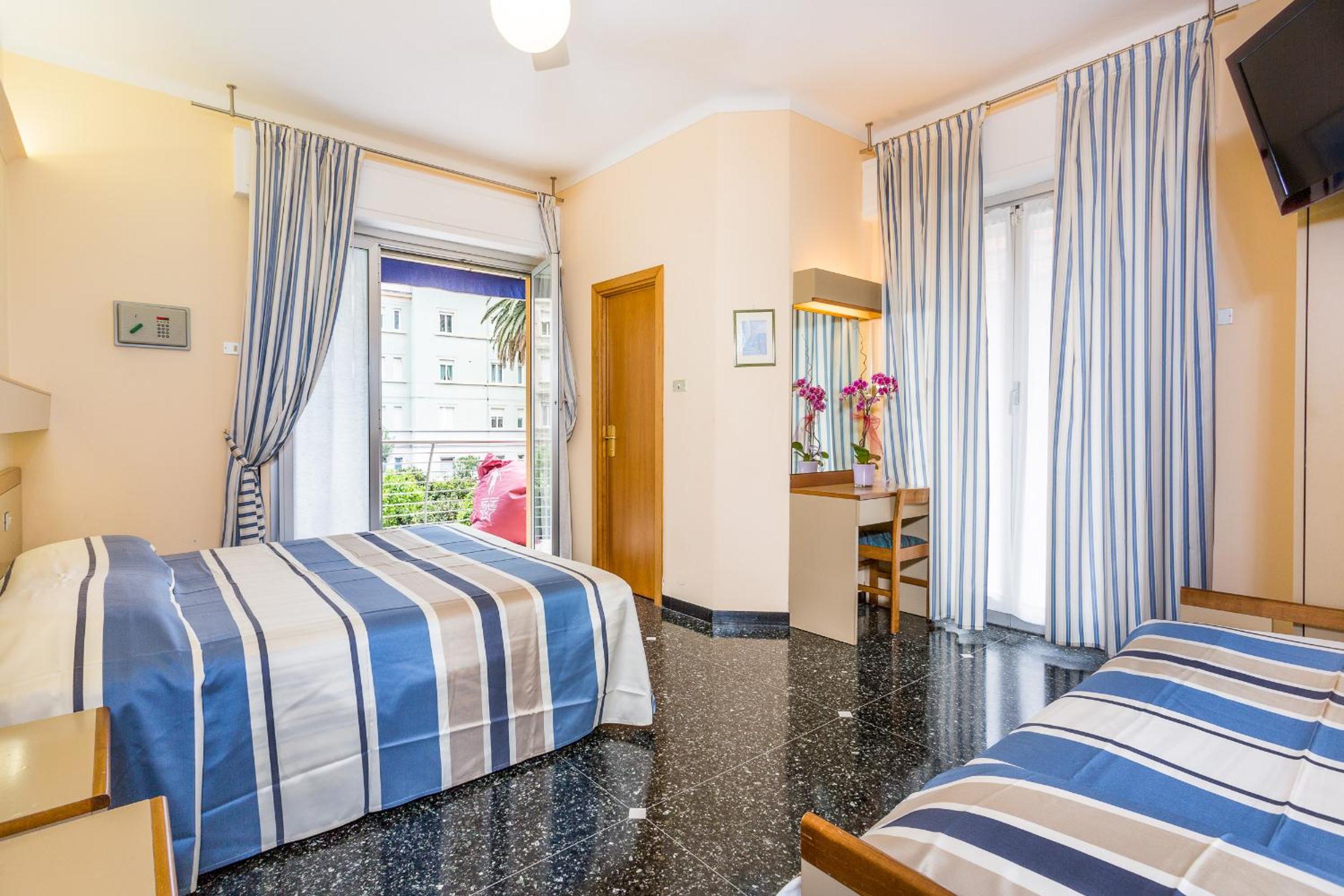 Triple Room with Balcony and Garden View photo 3