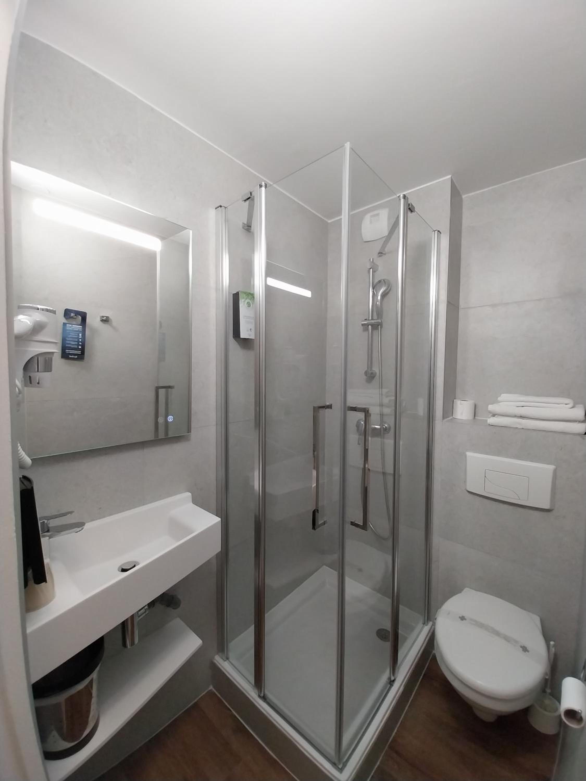 2 Standard Room Connecting - 1 Double Bed 2 Single Beds
