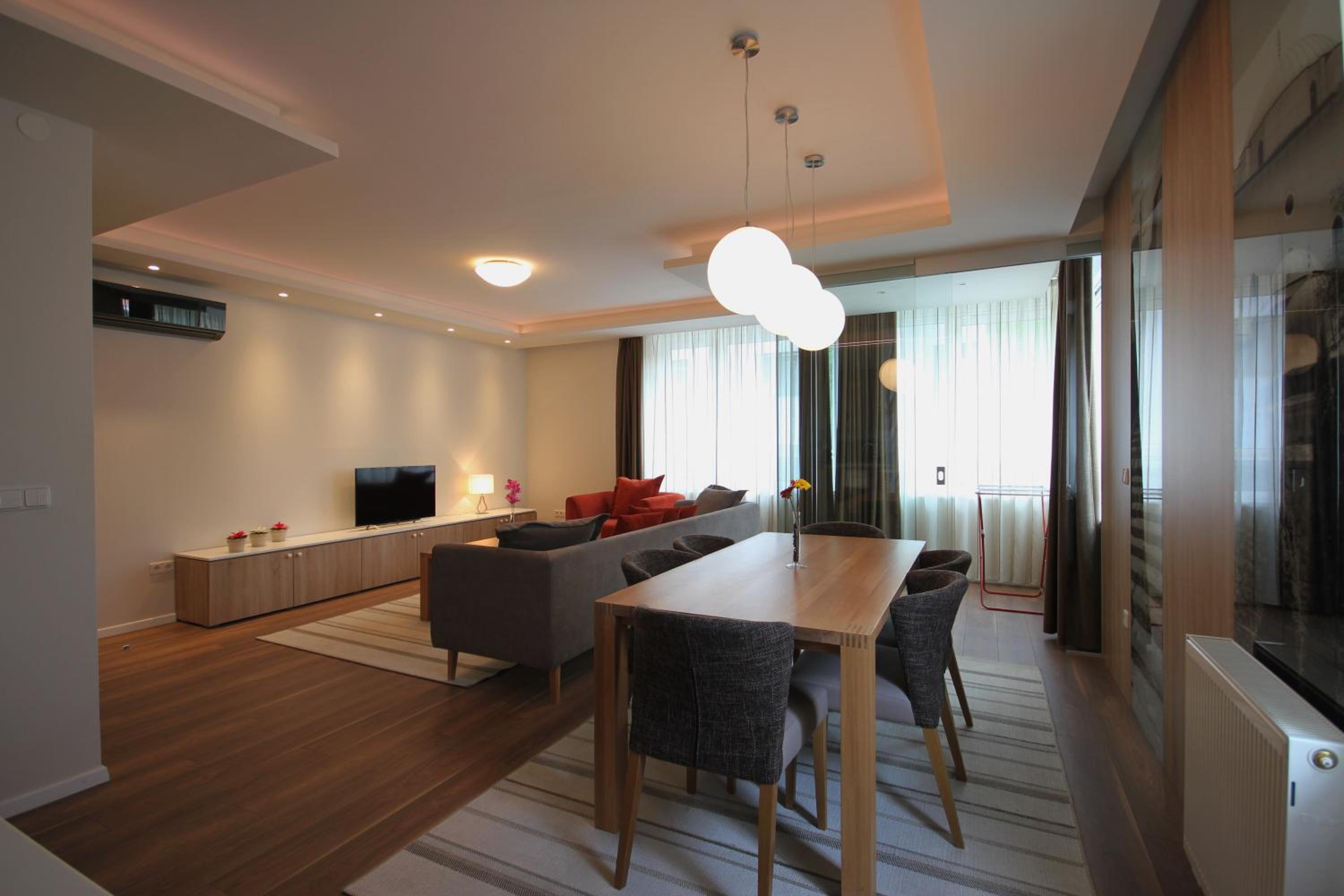 Luxury Three-Bedroom Apartment - Photo 3