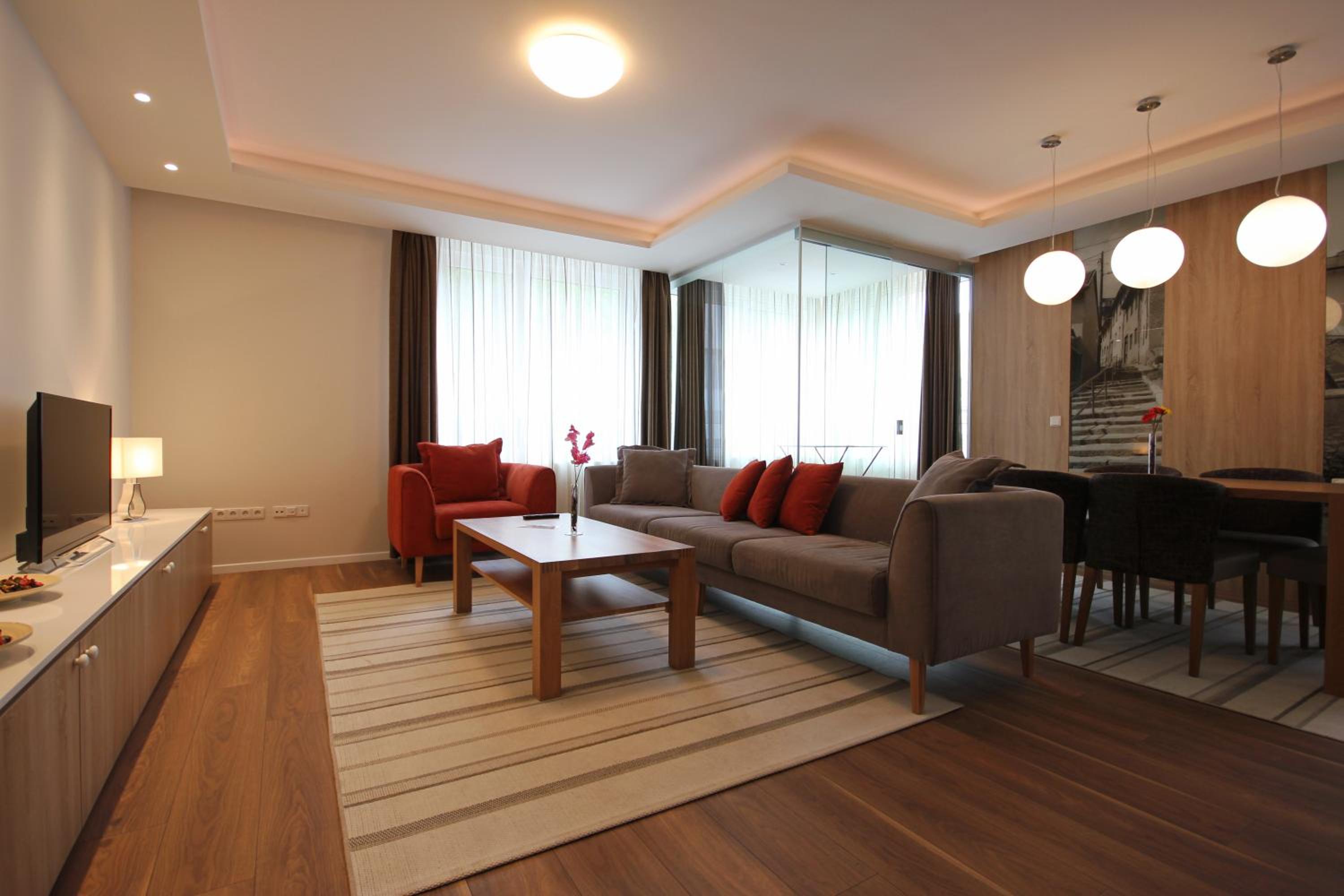 Luxury Three-Bedroom Apartment - Photo 2