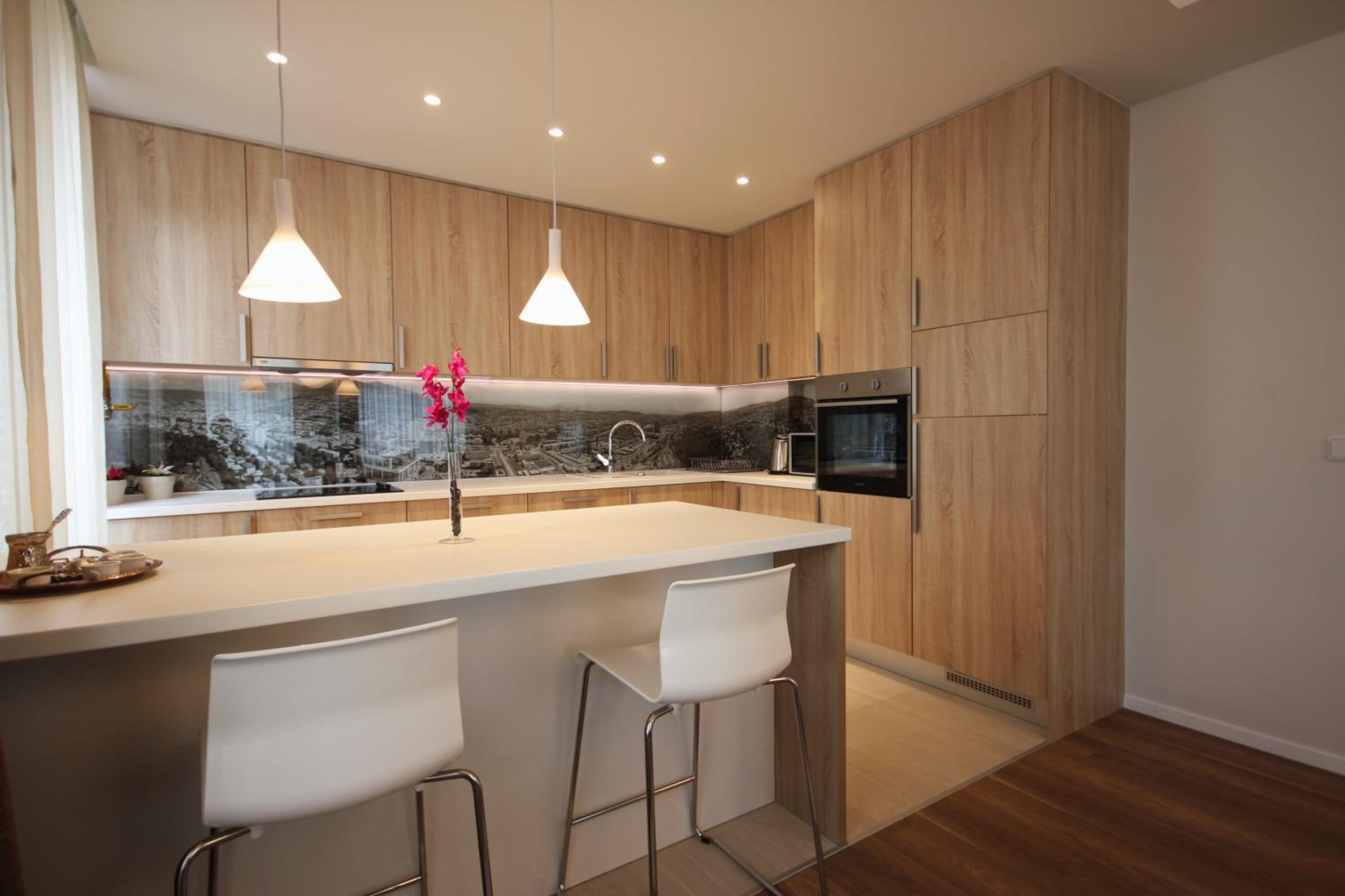 Luxury Three-Bedroom Apartment - Photo 4