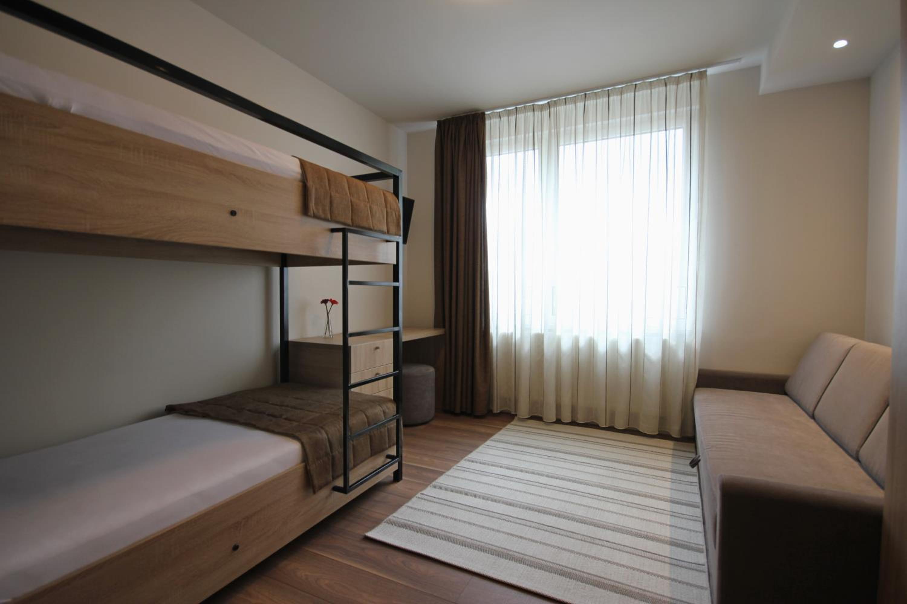 Luxury Three-Bedroom Apartment - Photo 7