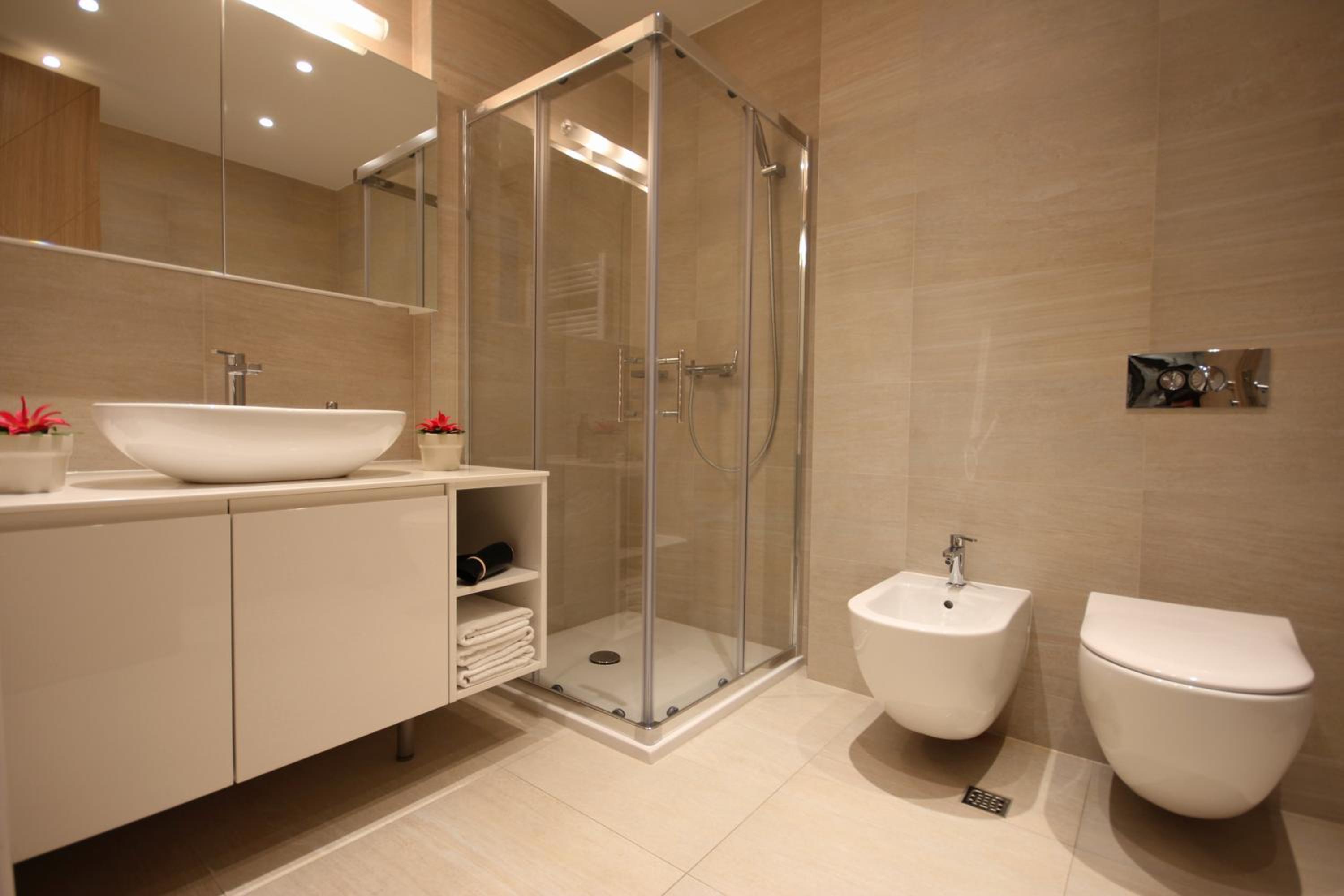 Luxury Three-Bedroom Apartment - Photo 9