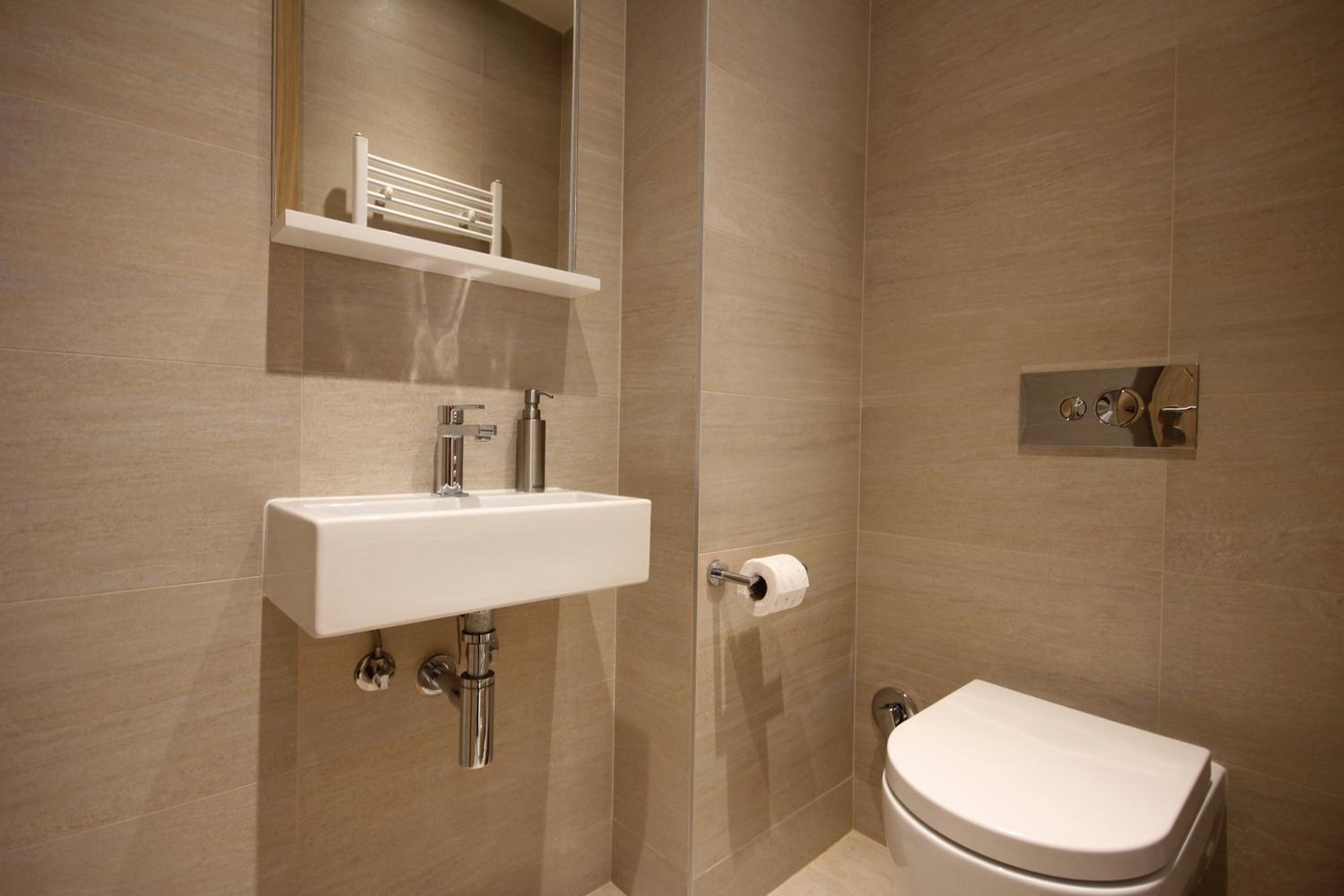 Luxury Three-Bedroom Apartment - Photo 10