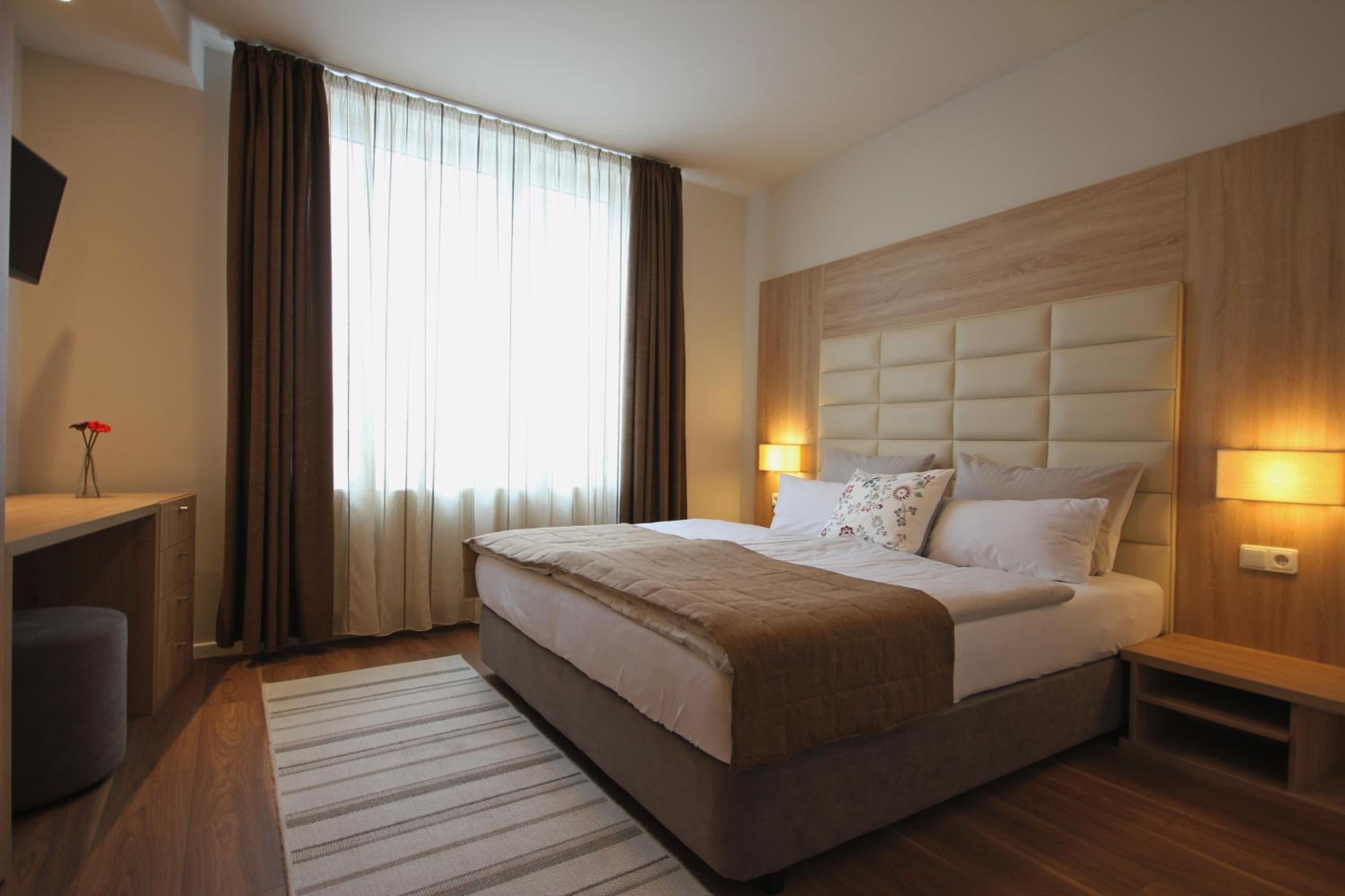 Luxury Three-Bedroom Apartment - Photo 6