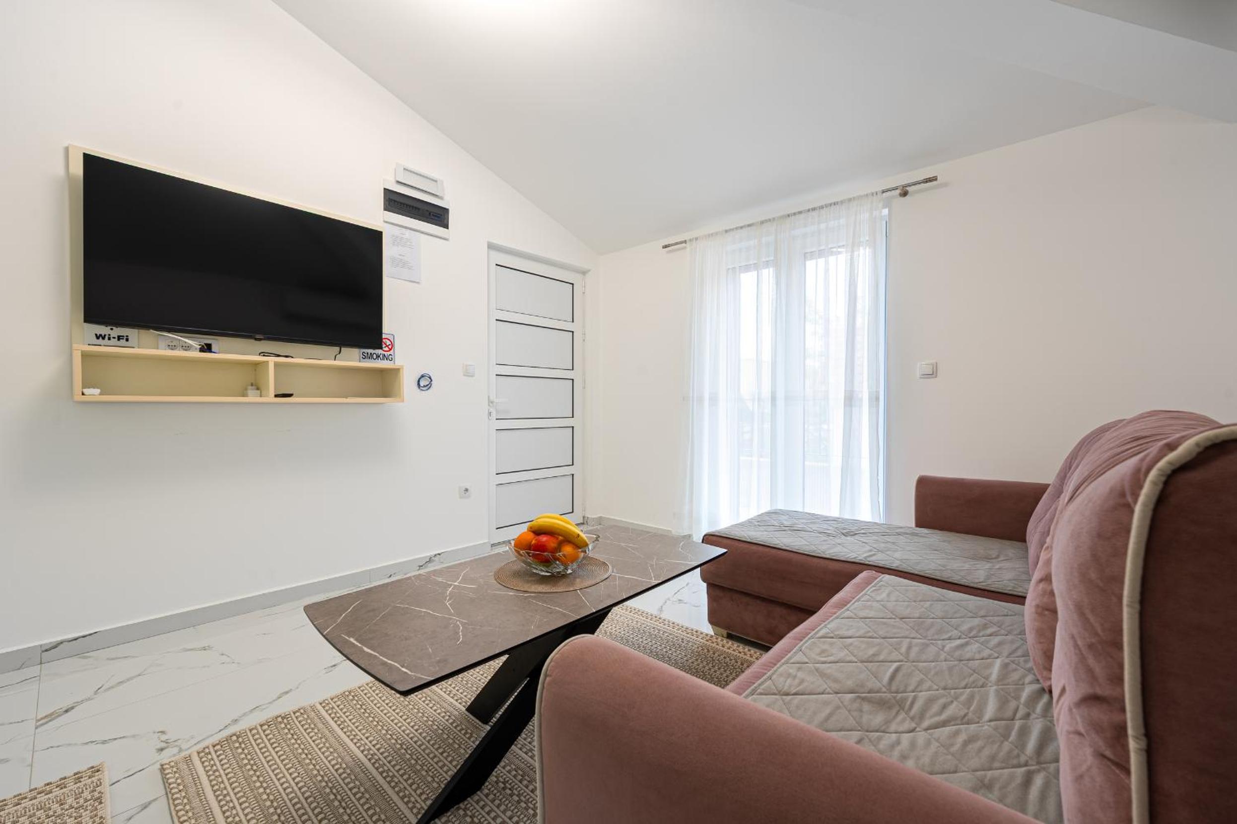 One-Bedroom Apartment with Balcony and Sea View photo 3