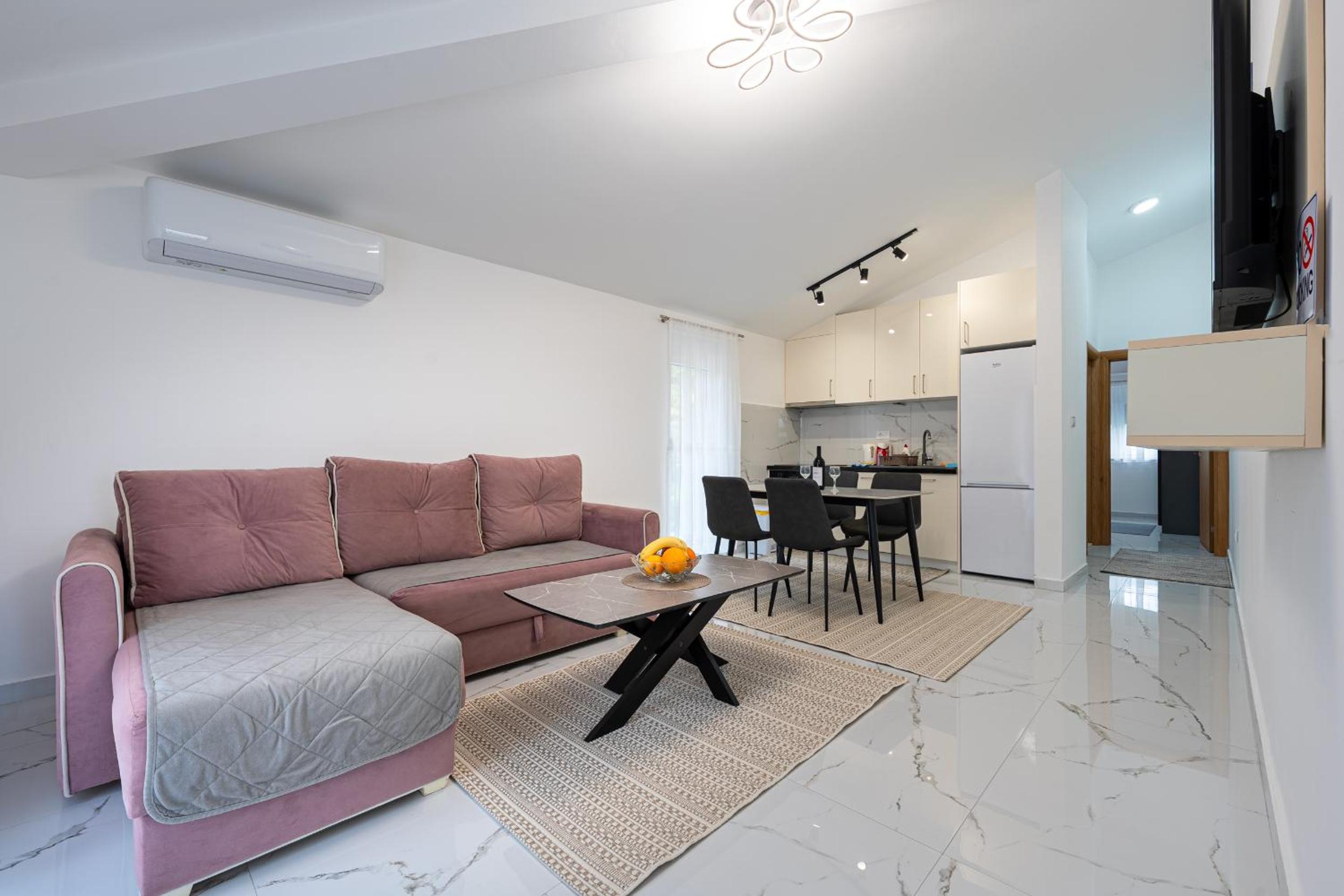 One-Bedroom Apartment with Balcony and Sea View photo 2