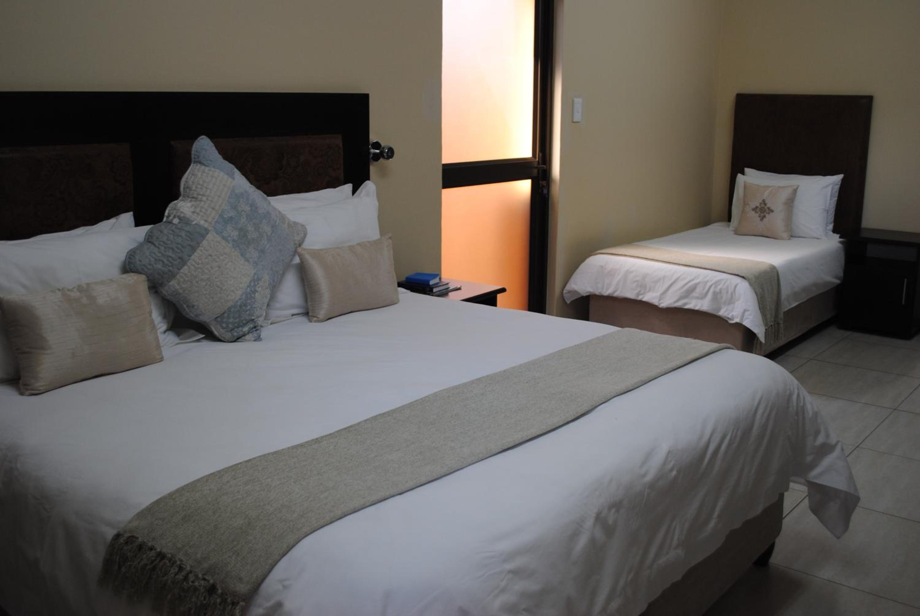 Deluxe Double Room (2 Adults + 1 Child) - Photo 6