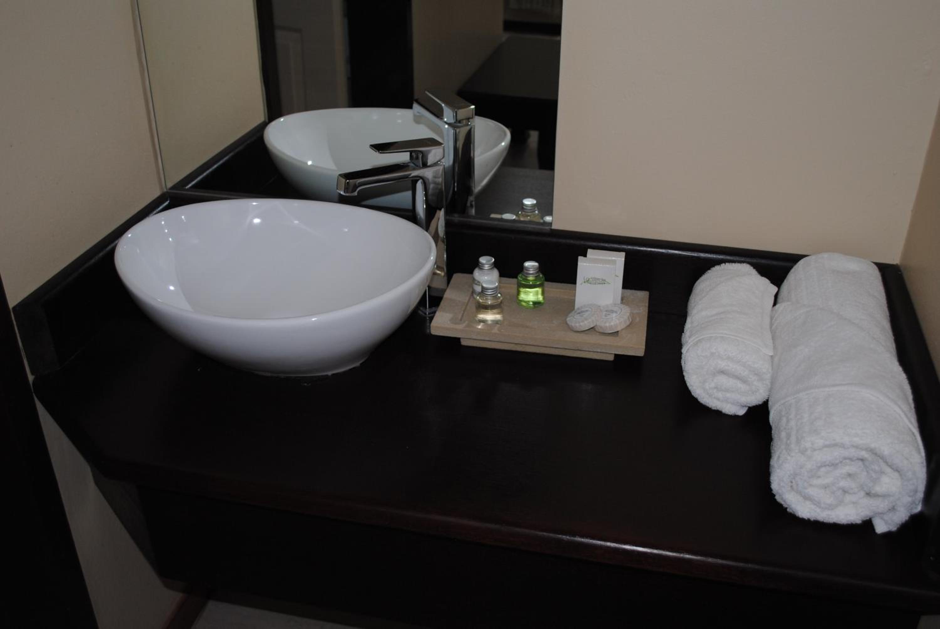 Deluxe Double Room (2 Adults + 1 Child) - Photo 7