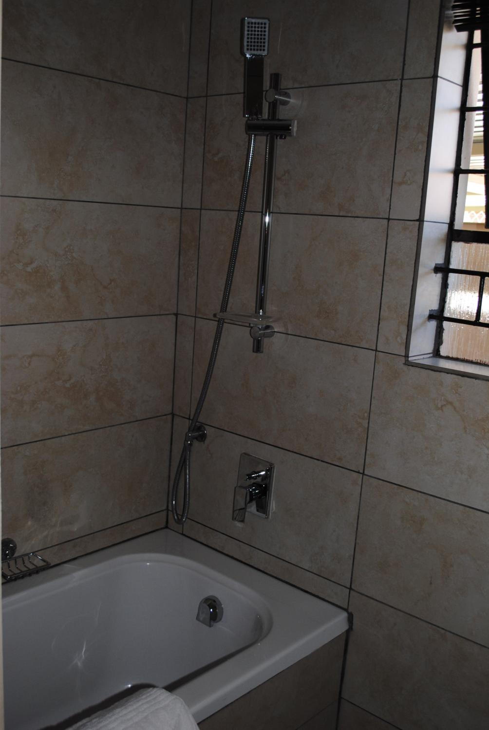 Deluxe Double Room (2 Adults + 1 Child) - Photo 8
