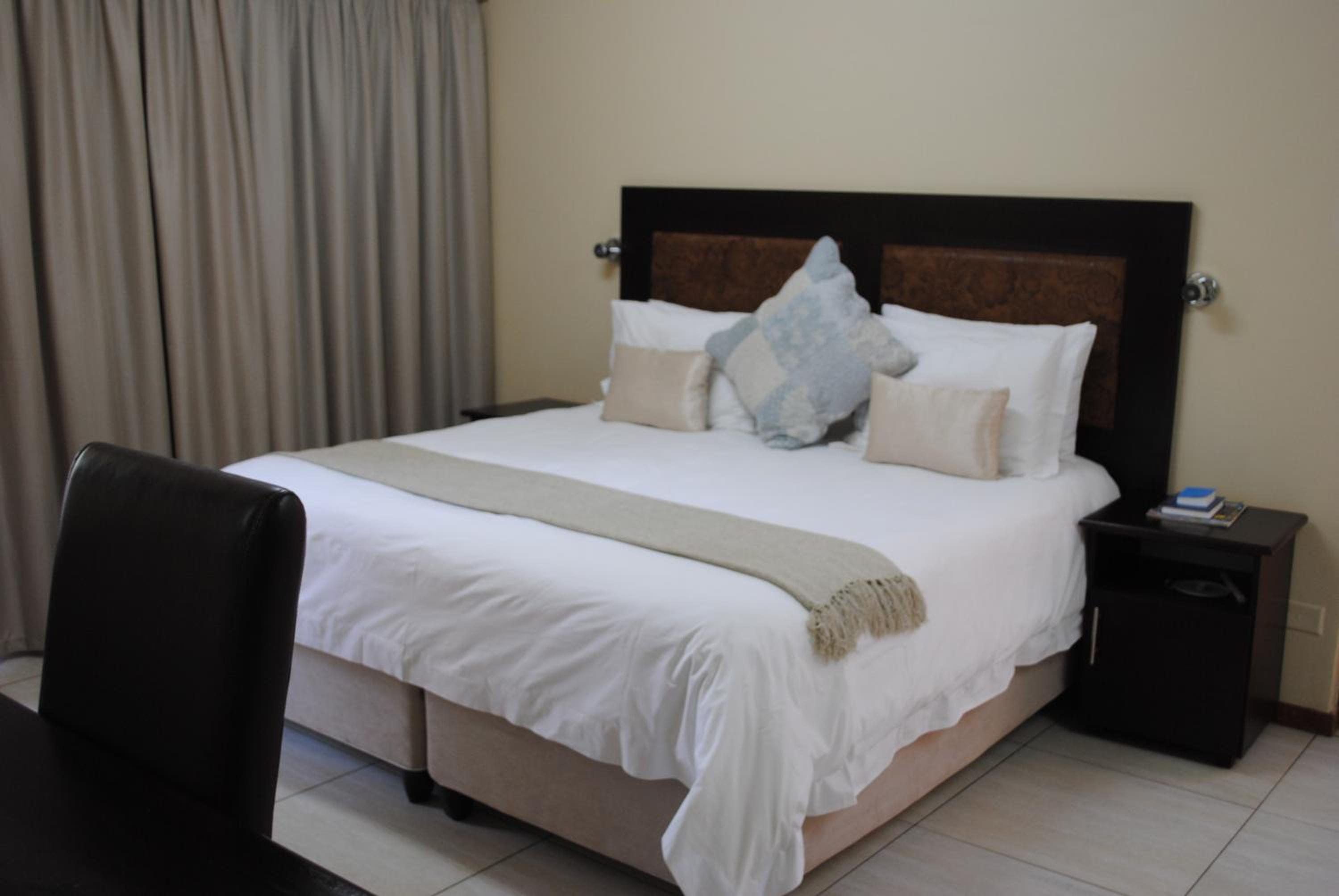 Deluxe Double Room (2 Adults + 1 Child) - Photo 9