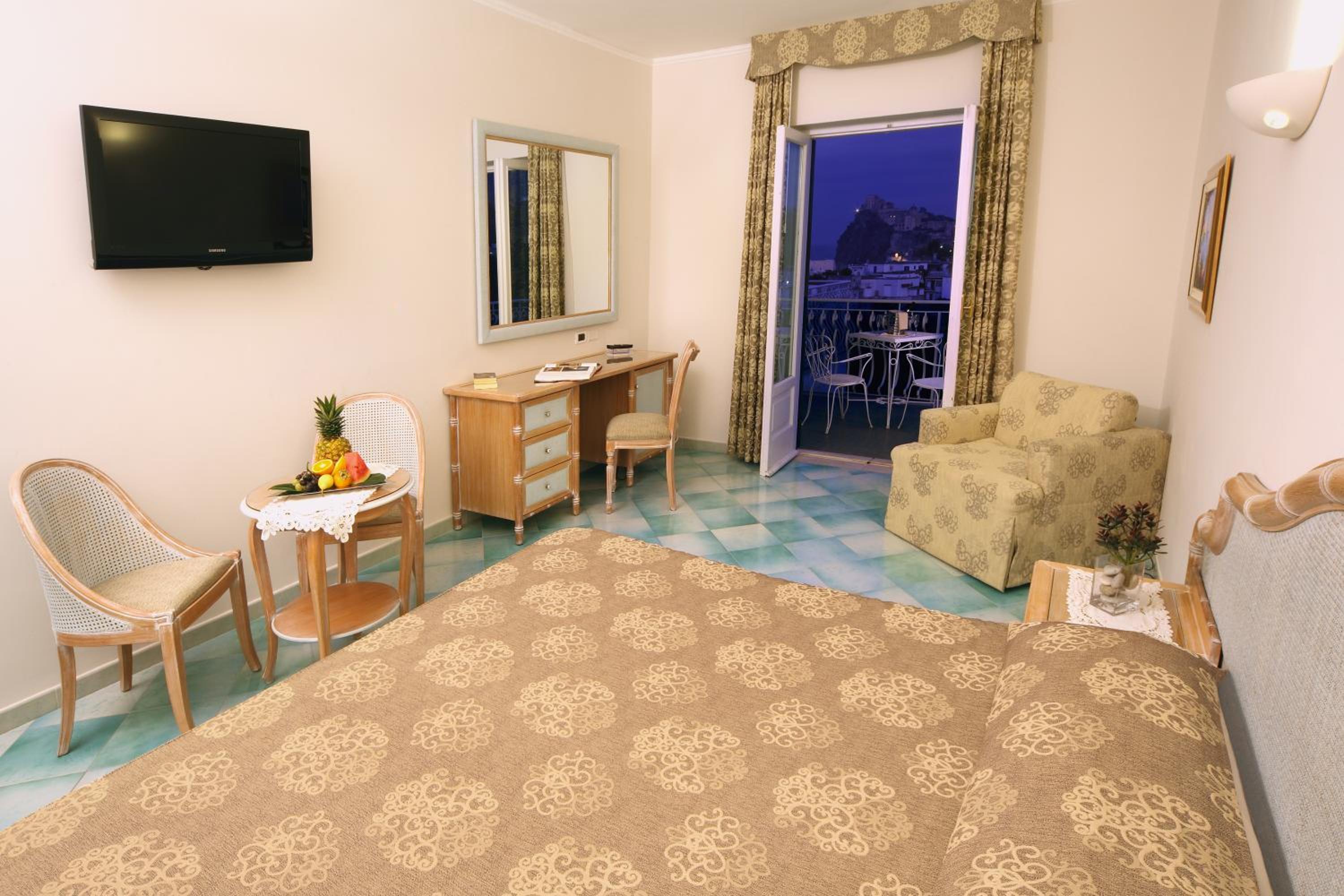 Family Room with Balcony photo 3