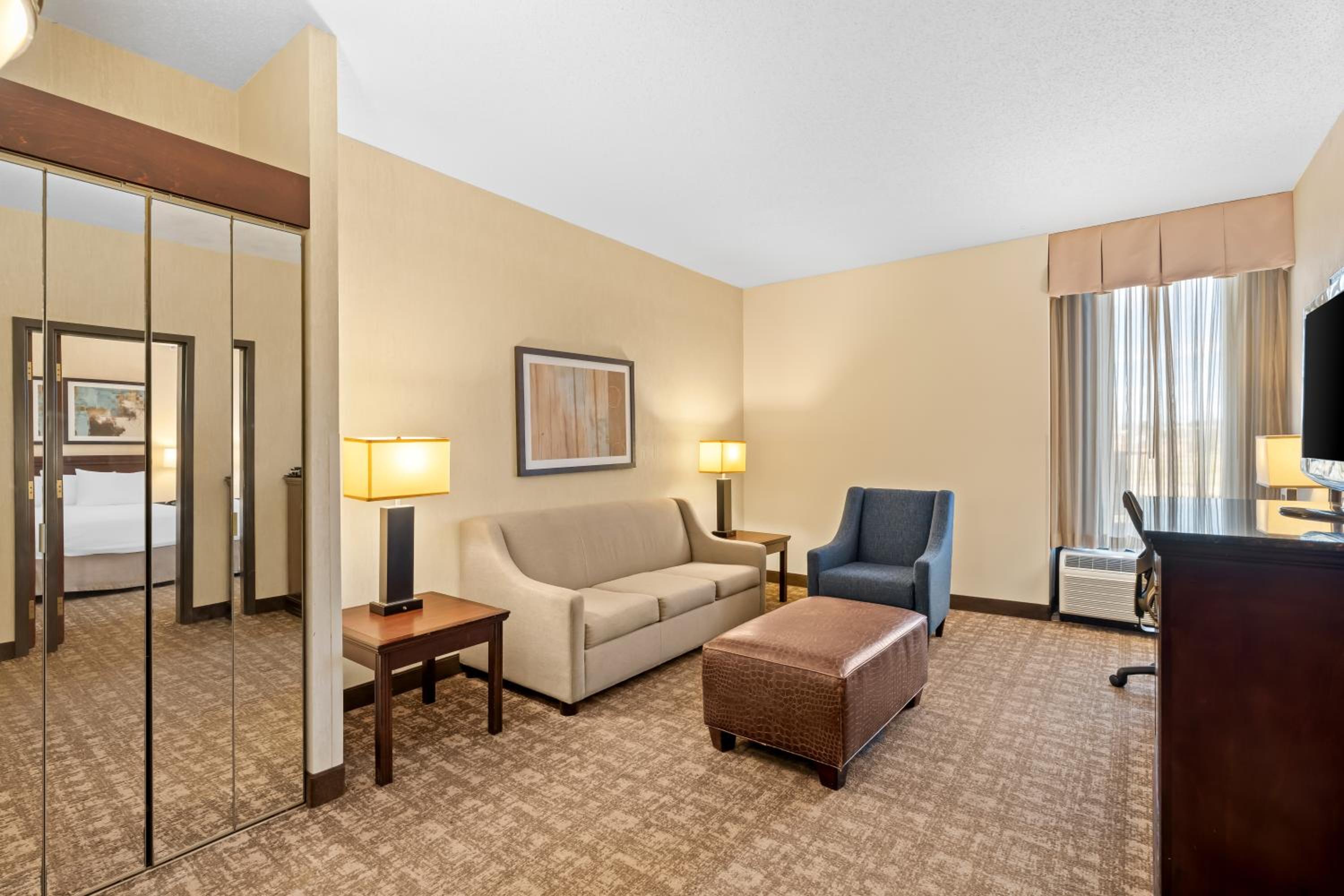 Queen Suite with Two Queen Beds and Sofa - Non Smoking - Photo 4