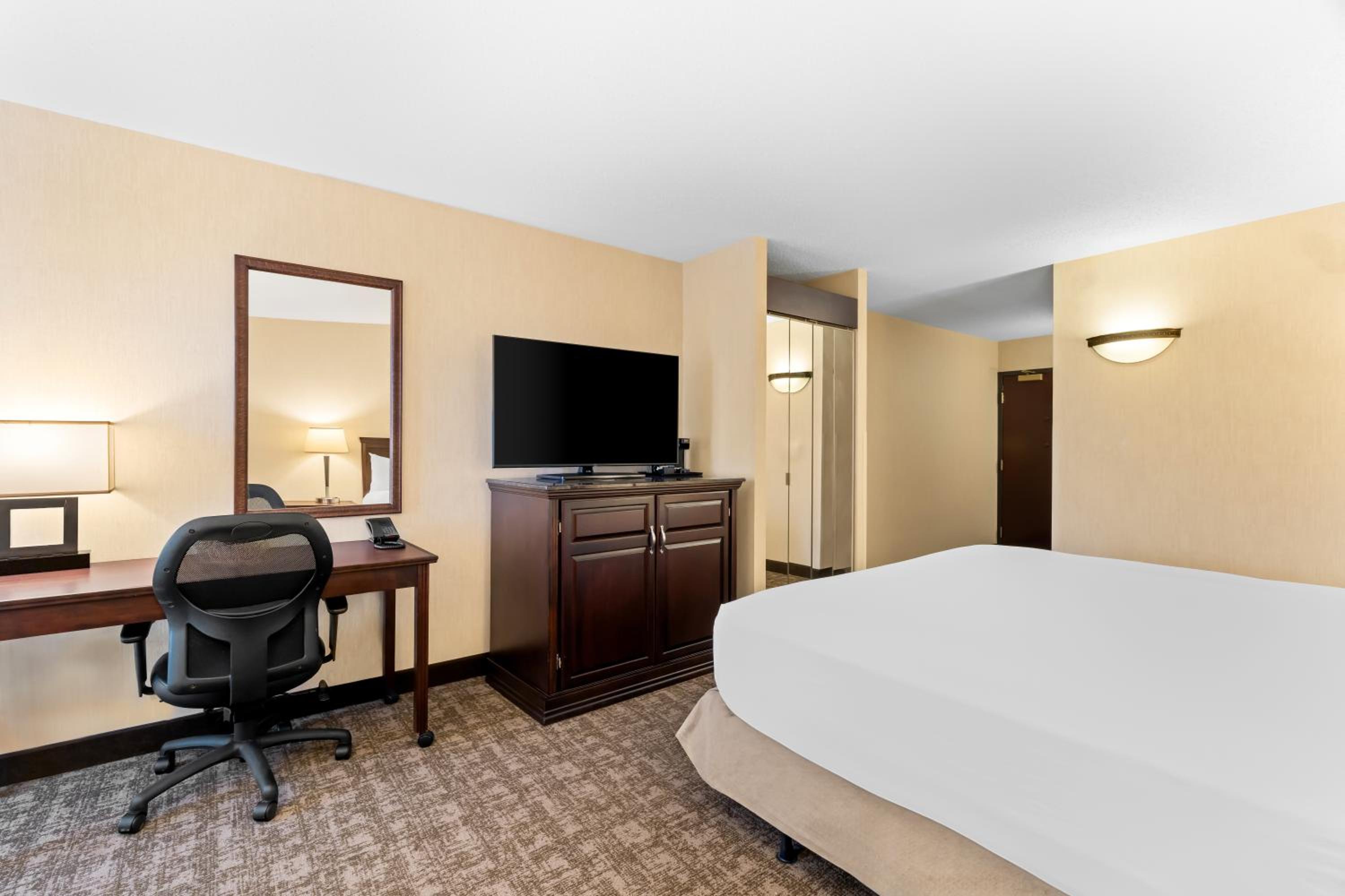 King Room with Tub - Disability Access/Non Smoking - Photo 4