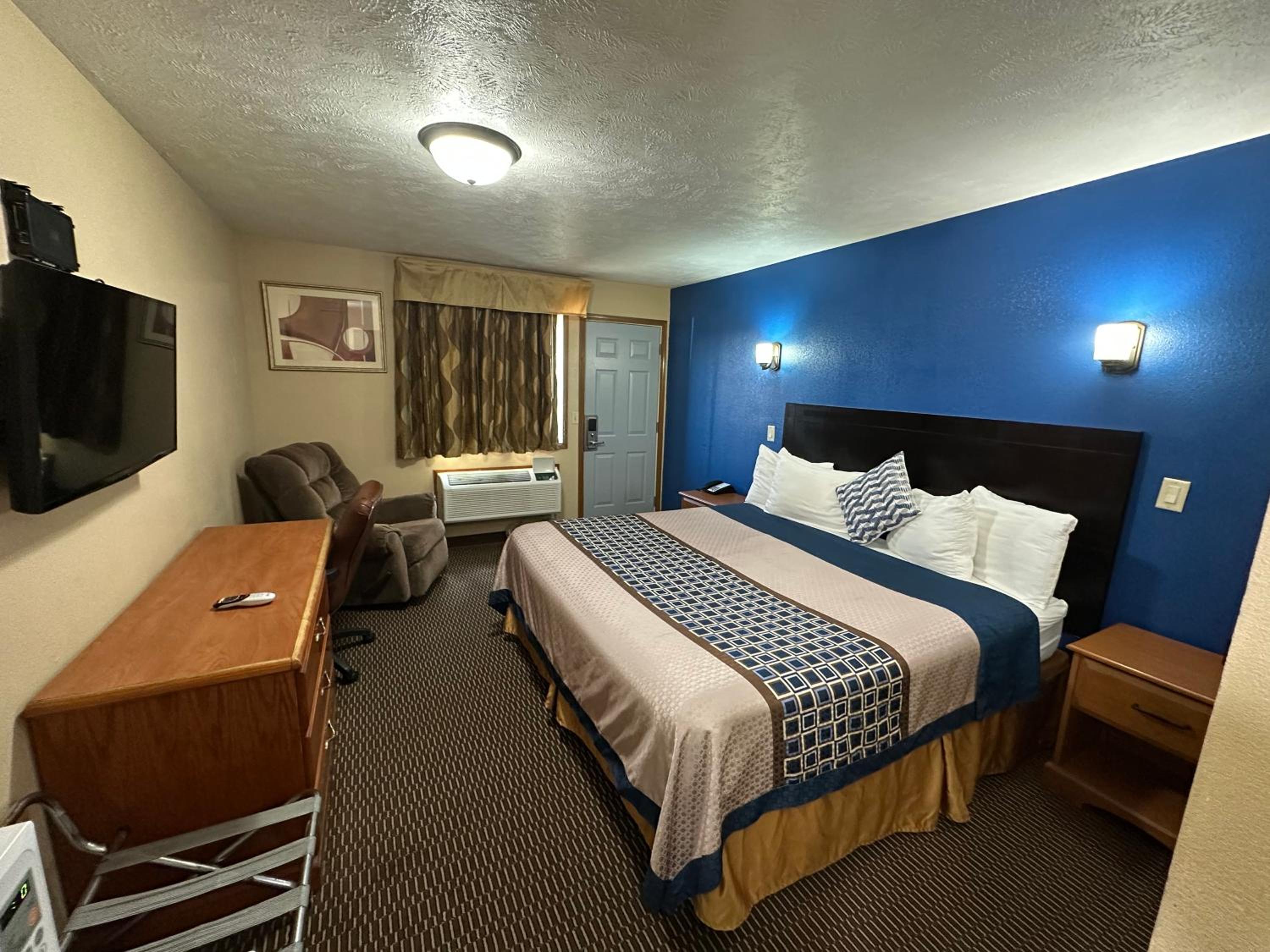 Deluxe King Suite photo 2