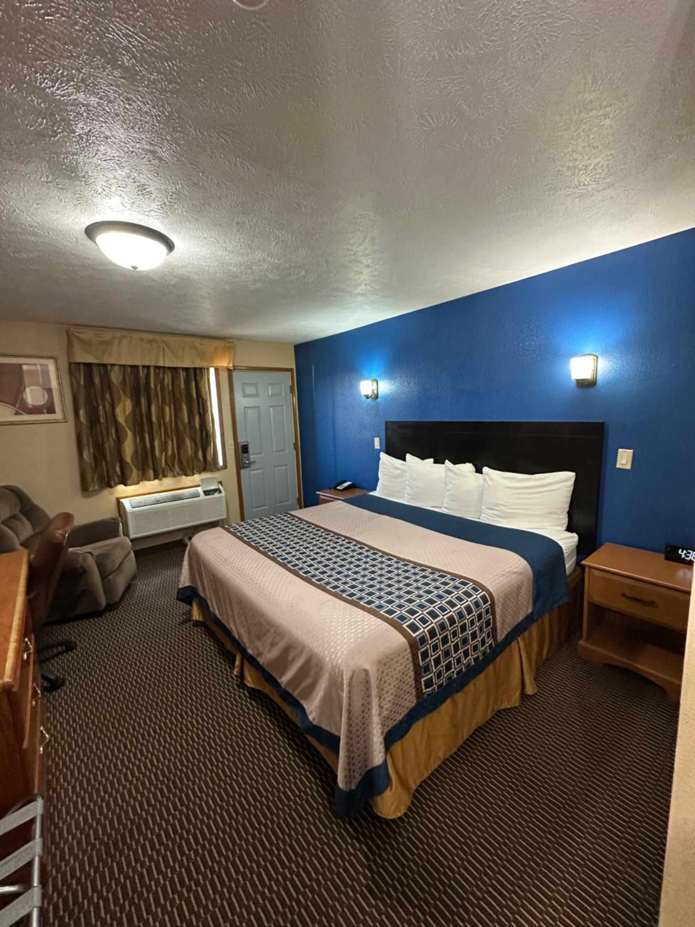 Deluxe King Suite photo 1