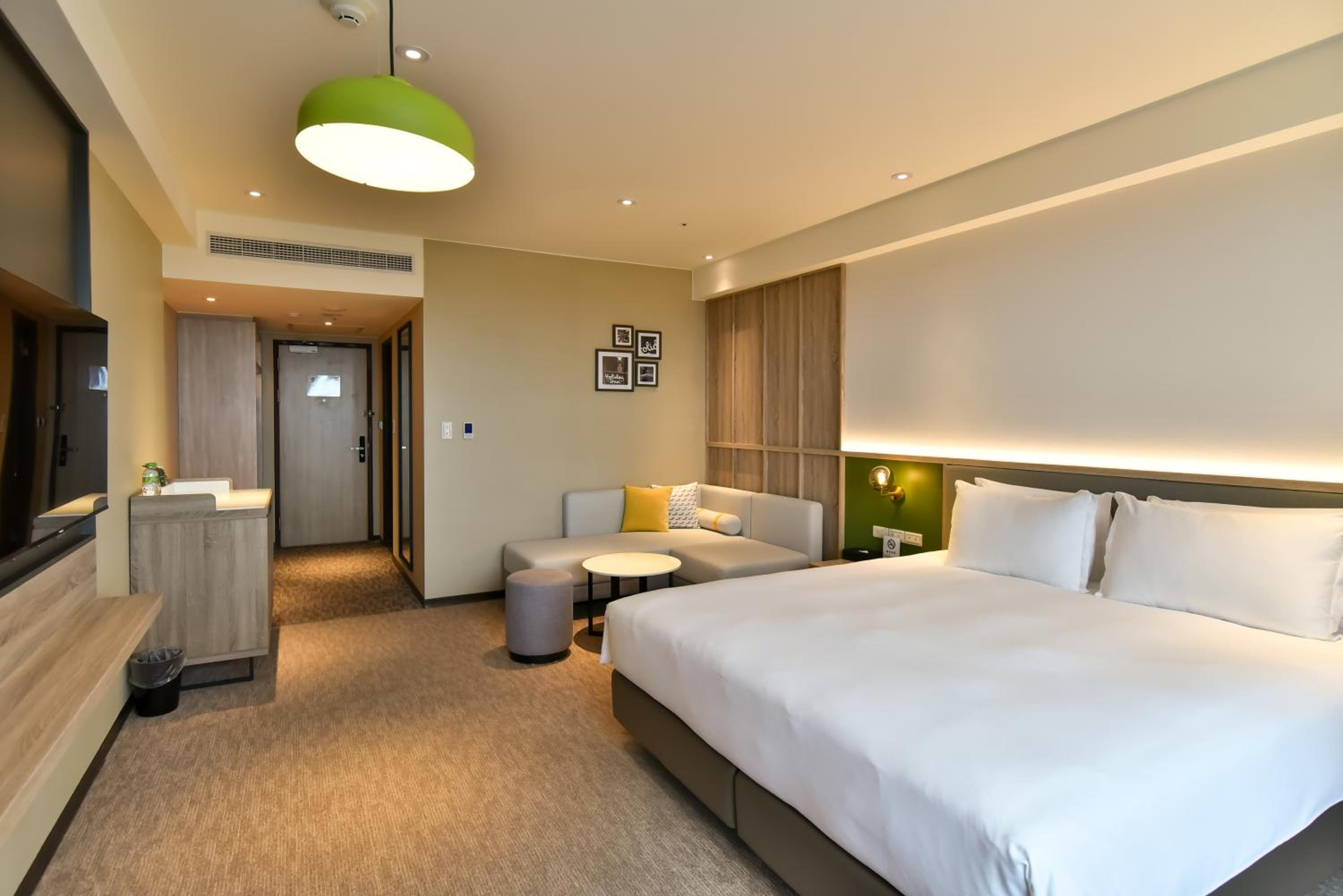 Standard King Room with City View - High Floor photo 2
