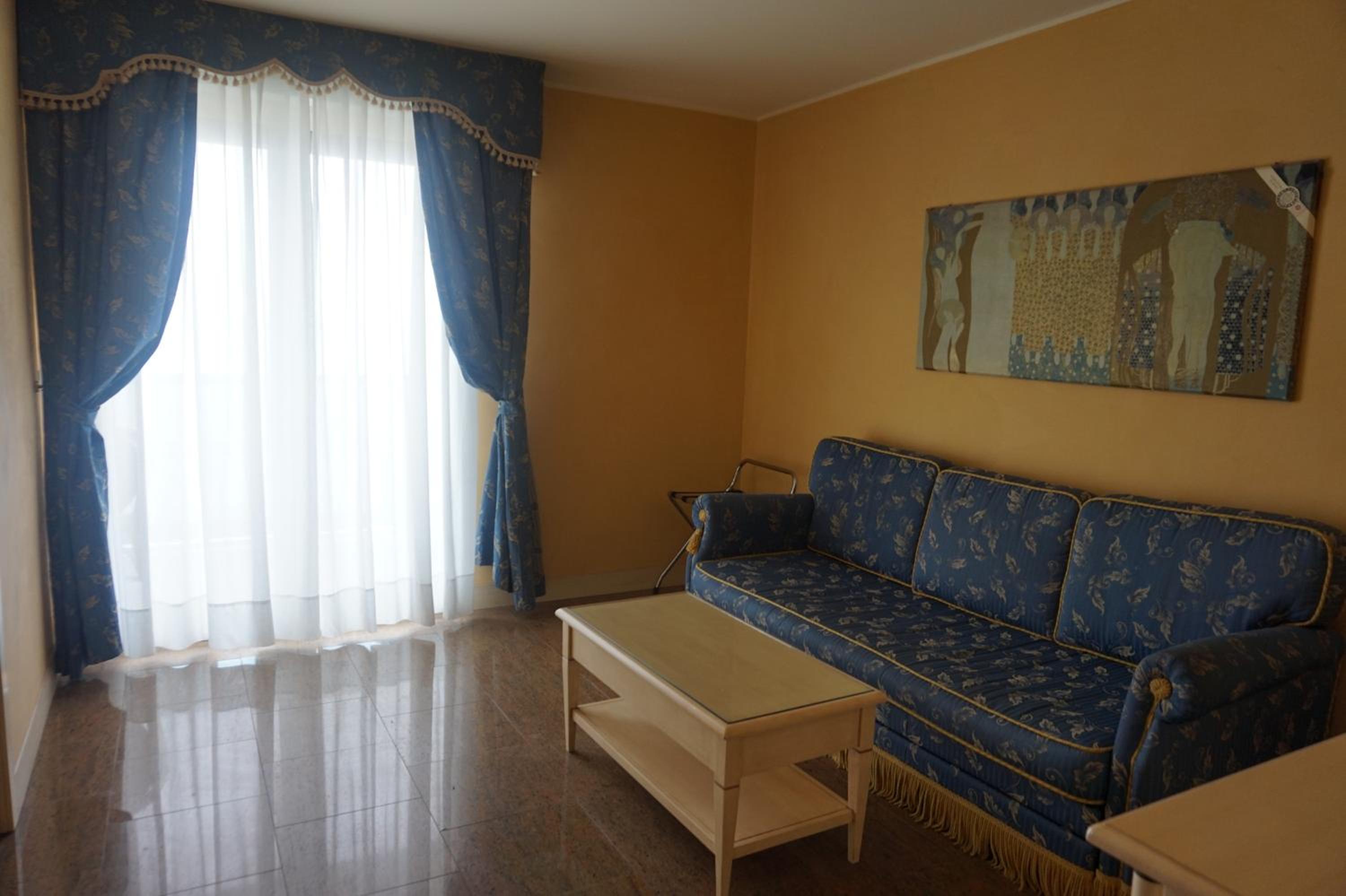 Suite with Balcony - Photo 4