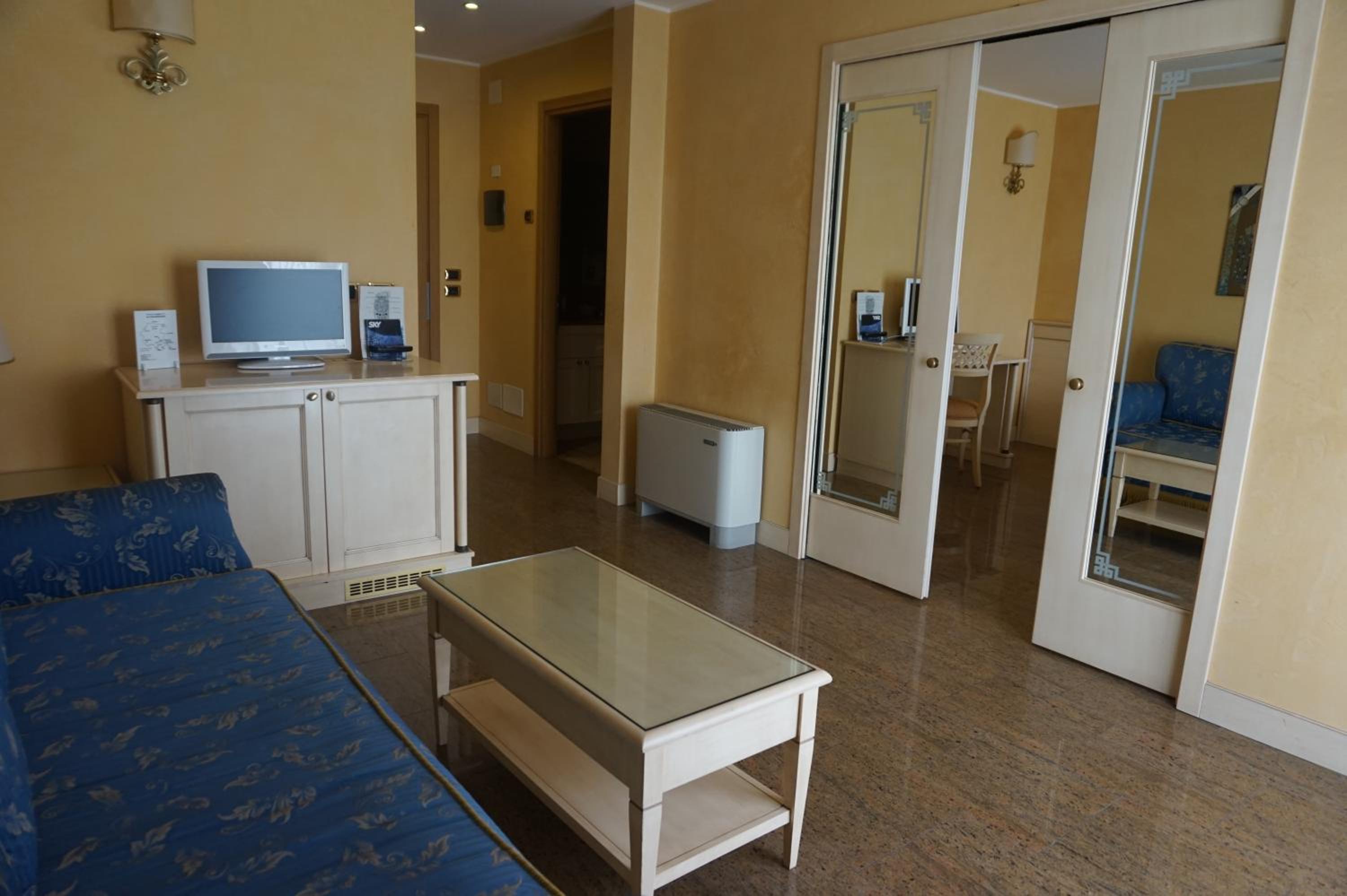 Suite with Balcony - Photo 3