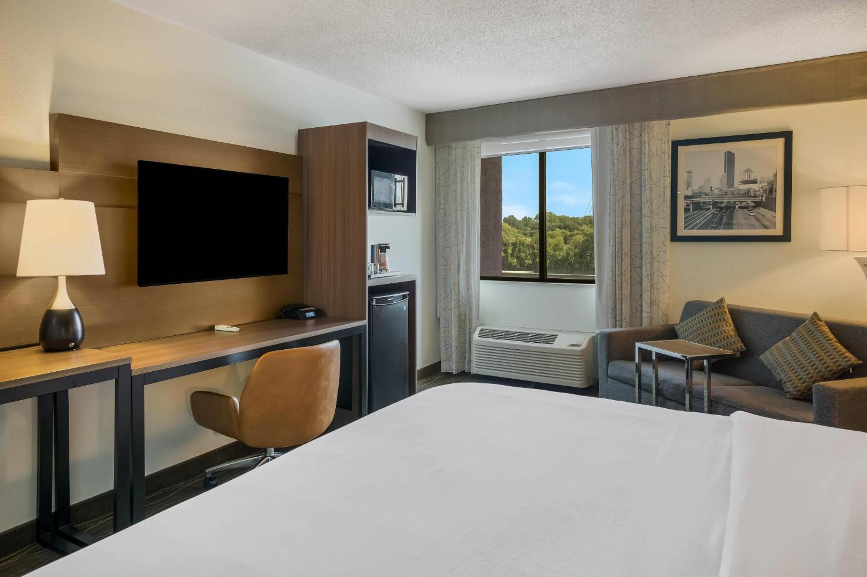 Queen Studio Suite with Two Queen Beds - Non-Smoking - Photo 1