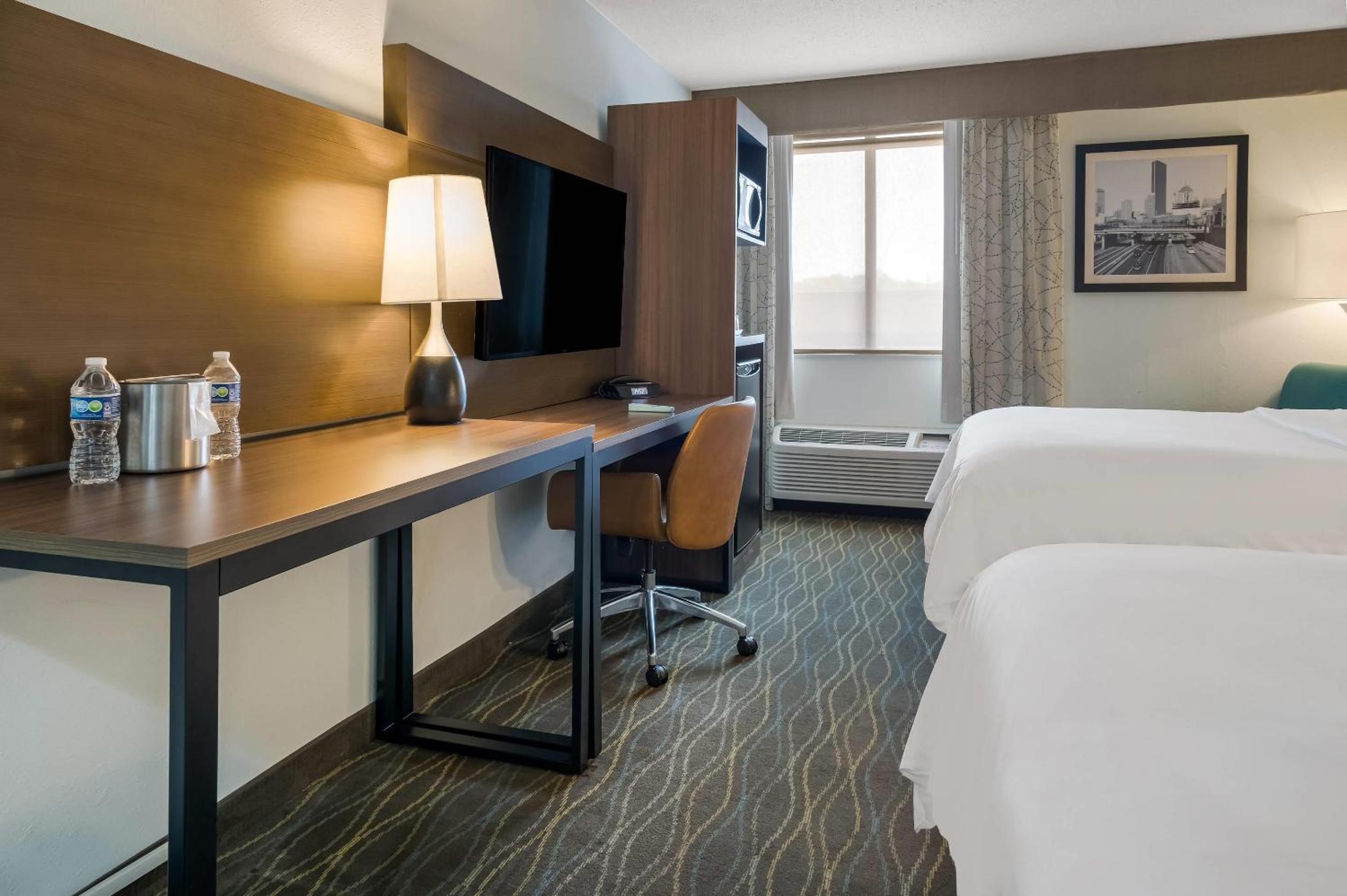 Queen Studio Suite with Two Queen Beds - Non-Smoking - Photo 3