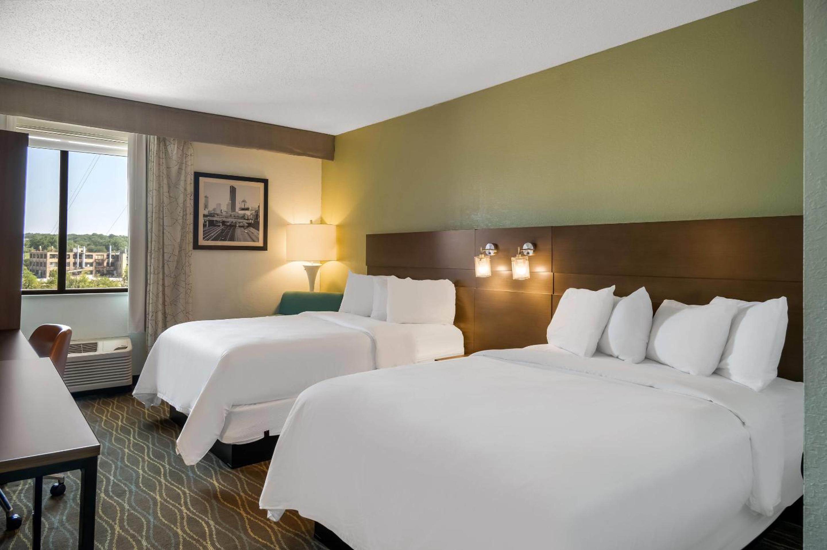 Queen Room with Two Queen Beds - Non-Smoking - Photo 4