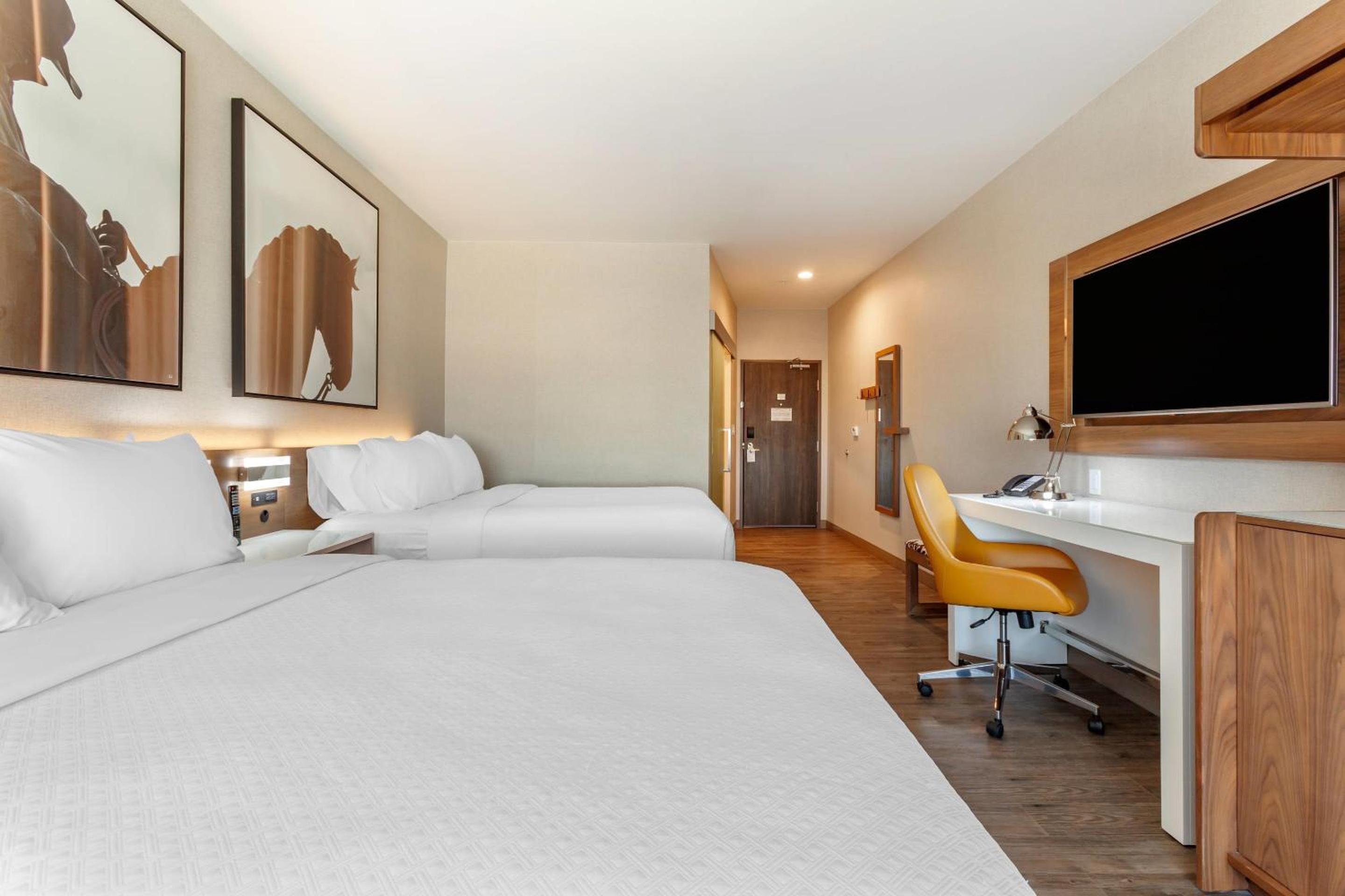 Queen Room with Two Queen Beds - Accessible/Non-Smoking  - Photo 5