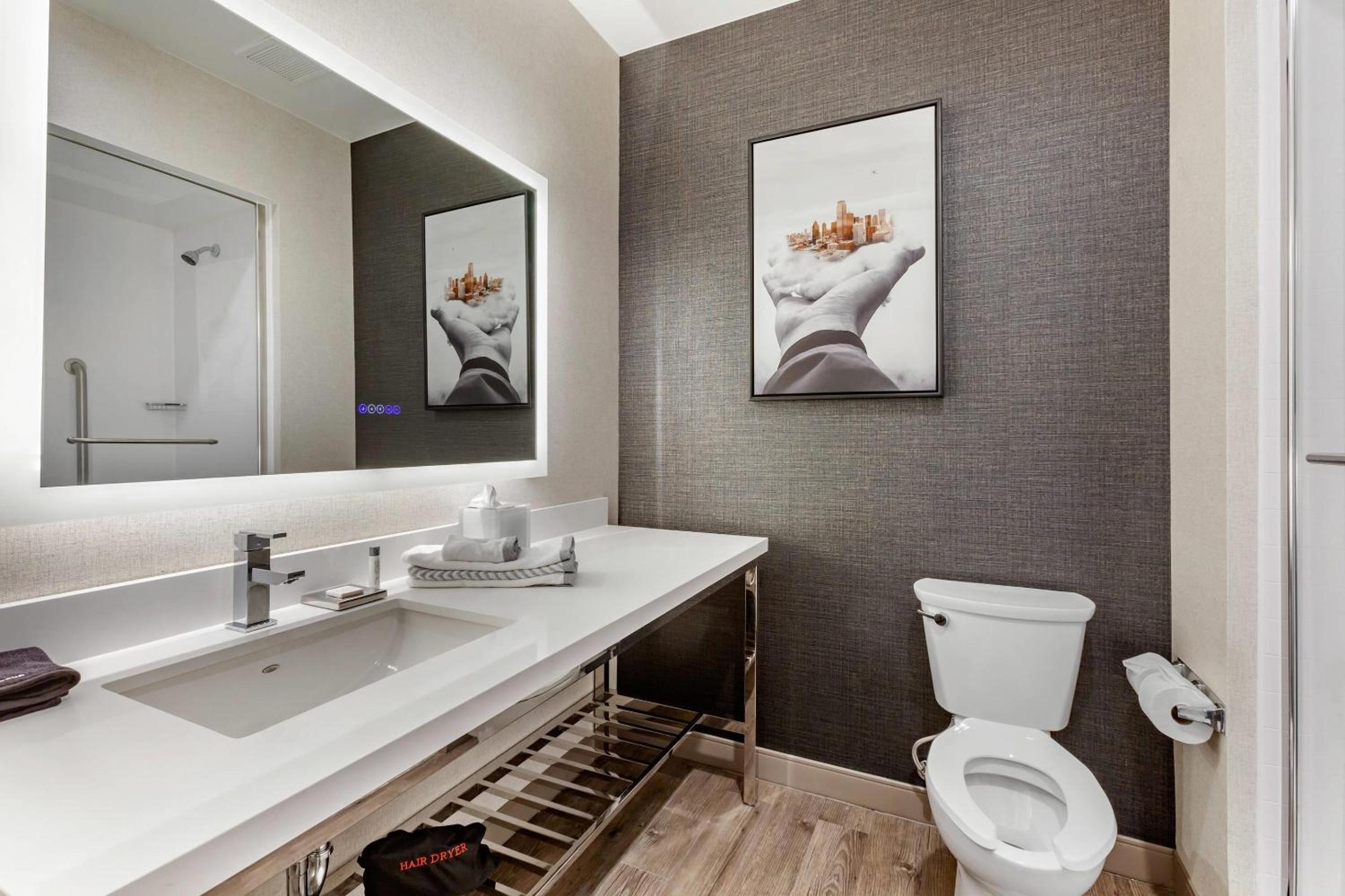 Queen Room with Two Queen Beds - Accessible/Non-Smoking  - Photo 6