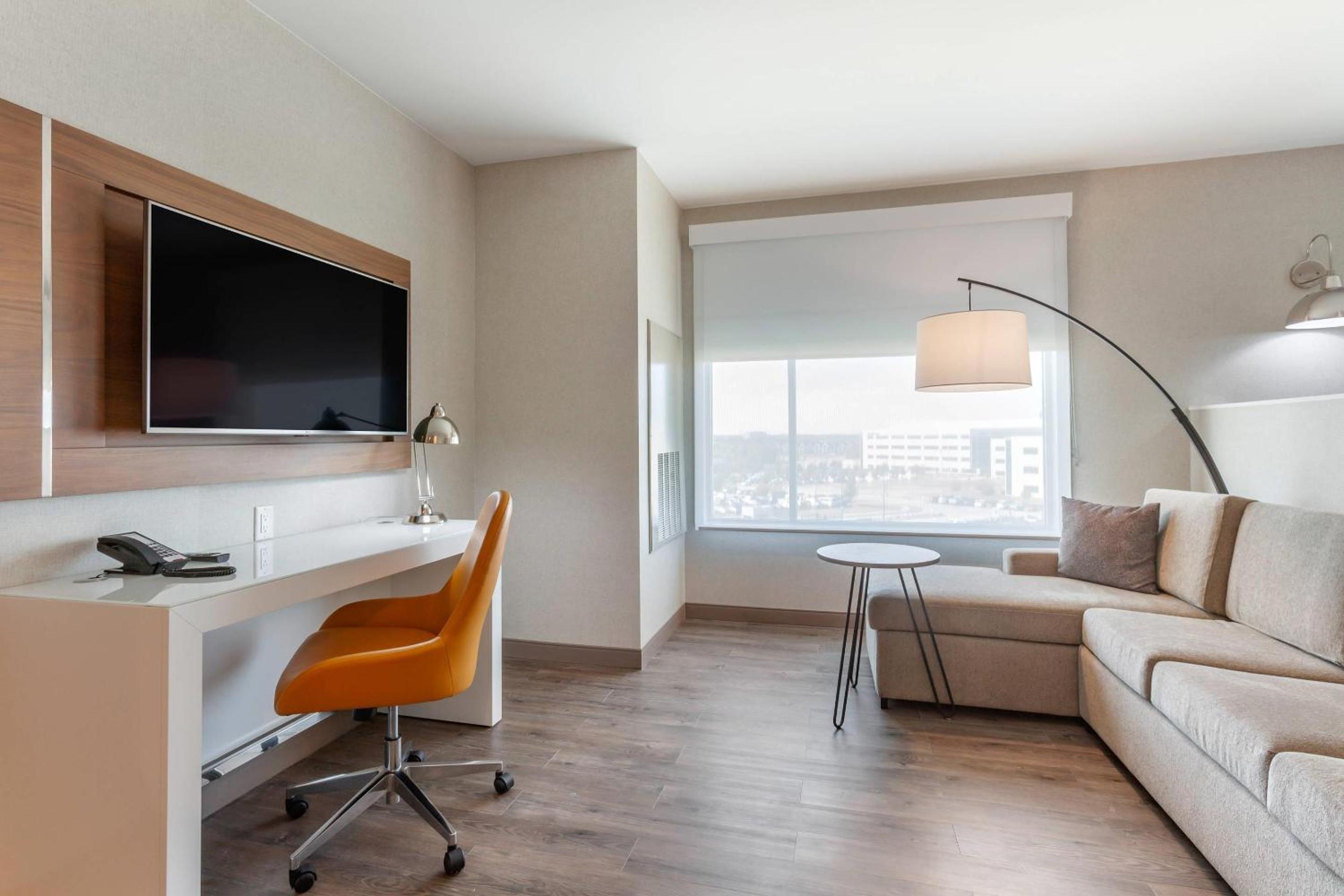 King Suite with Sofa - Non Smoking - Photo 12