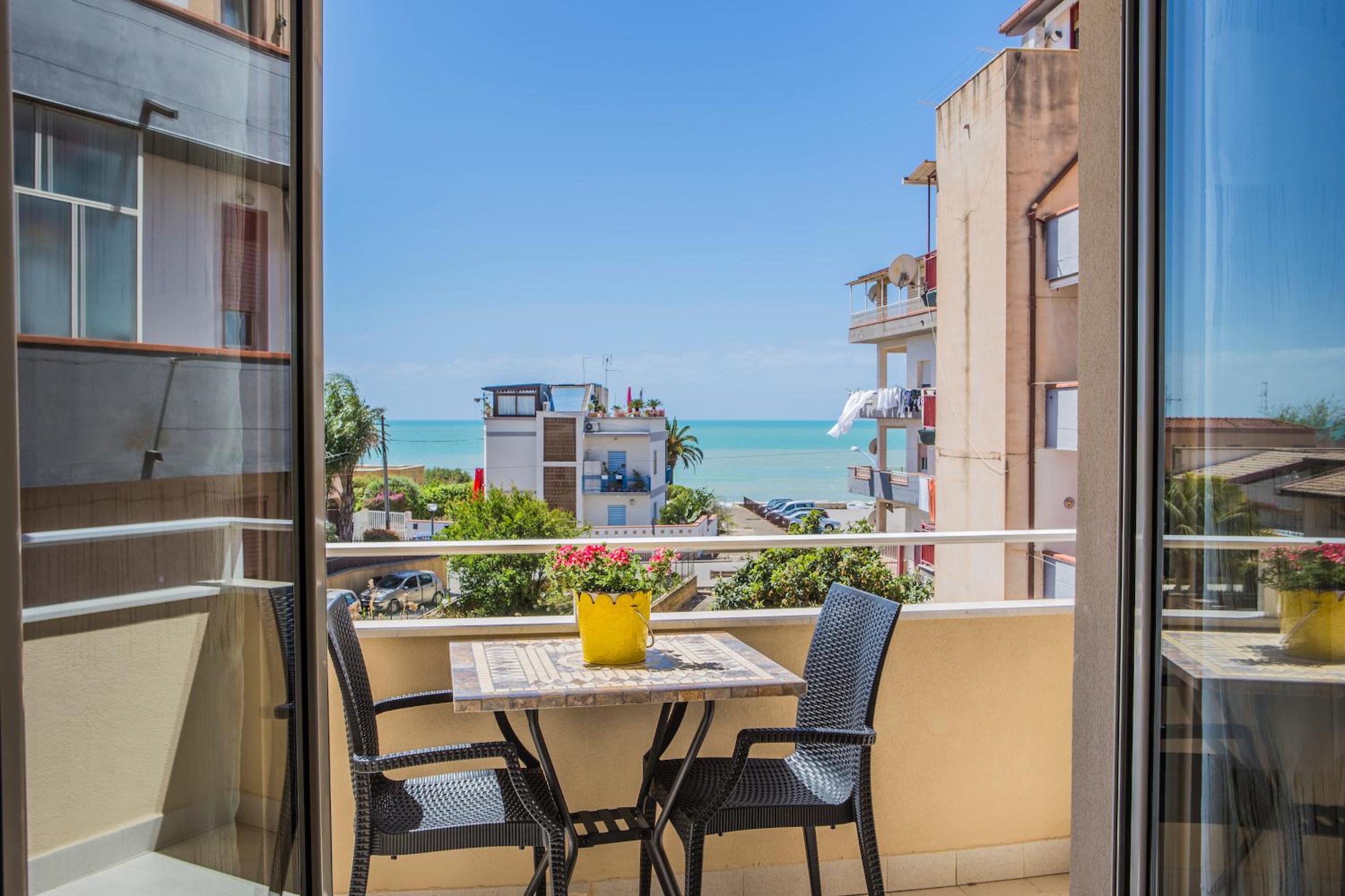 Deluxe Double Room with Balcony and Sea View photo 3