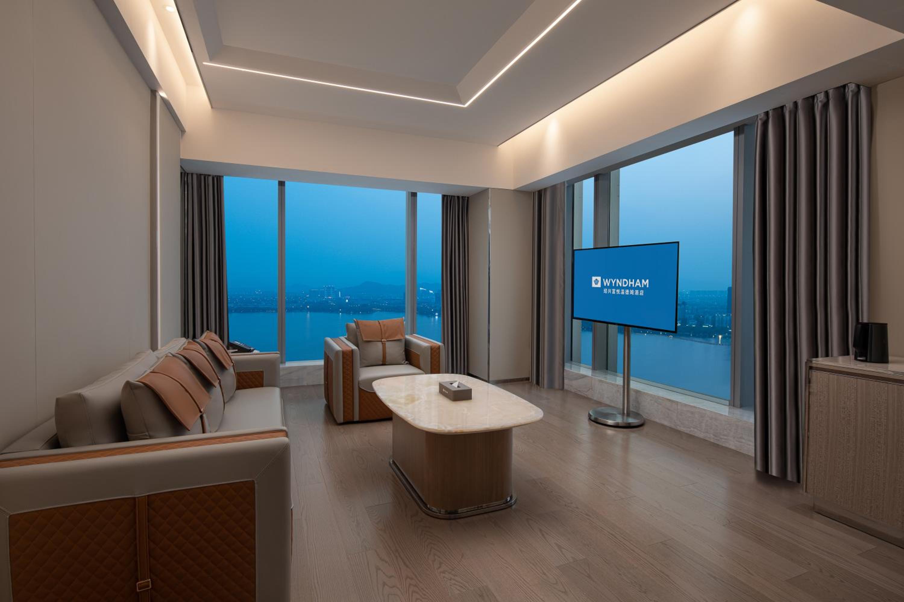 Executive King Suite with Lake View photo 3