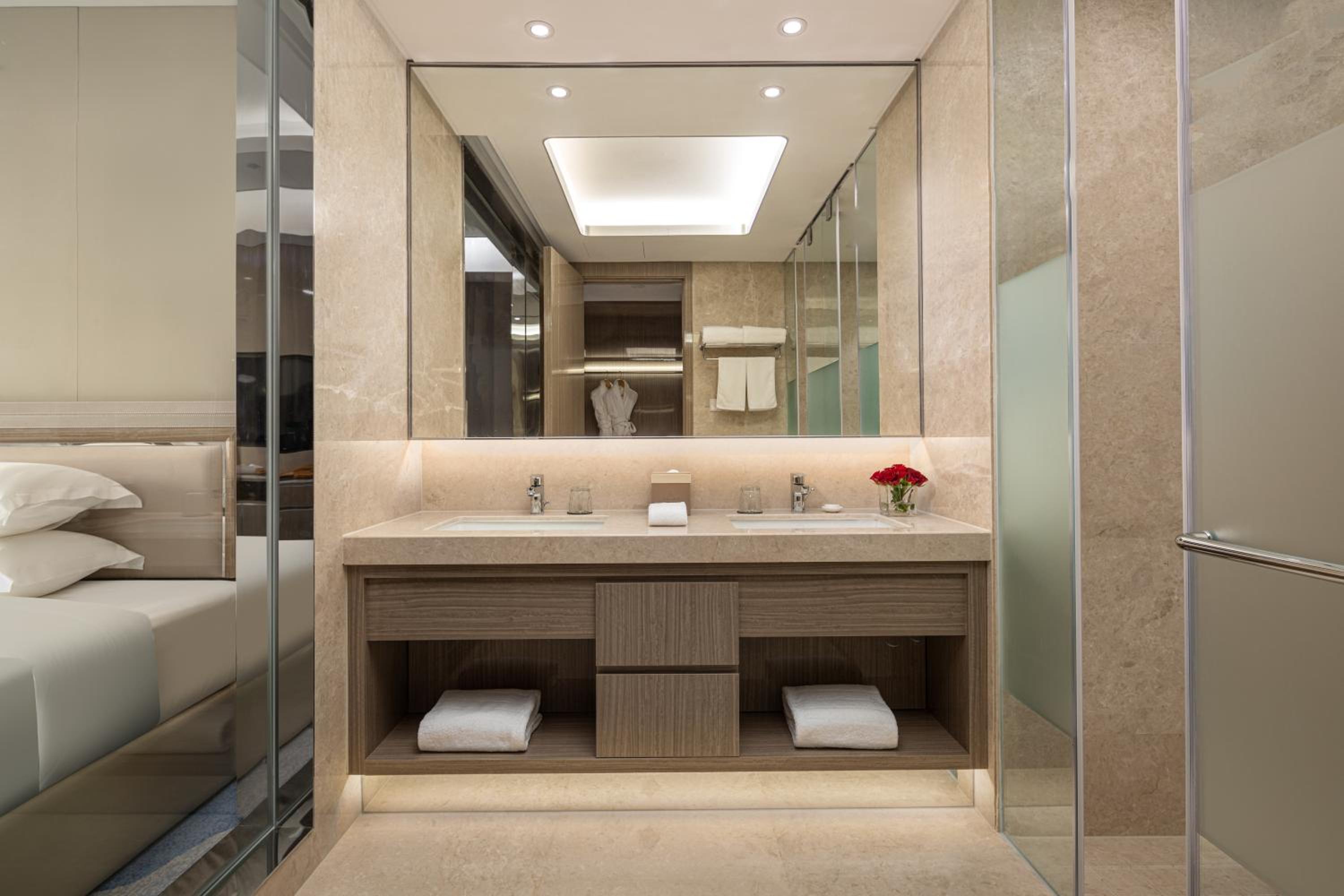 Deluxe Twin Room with Lake View photo 3