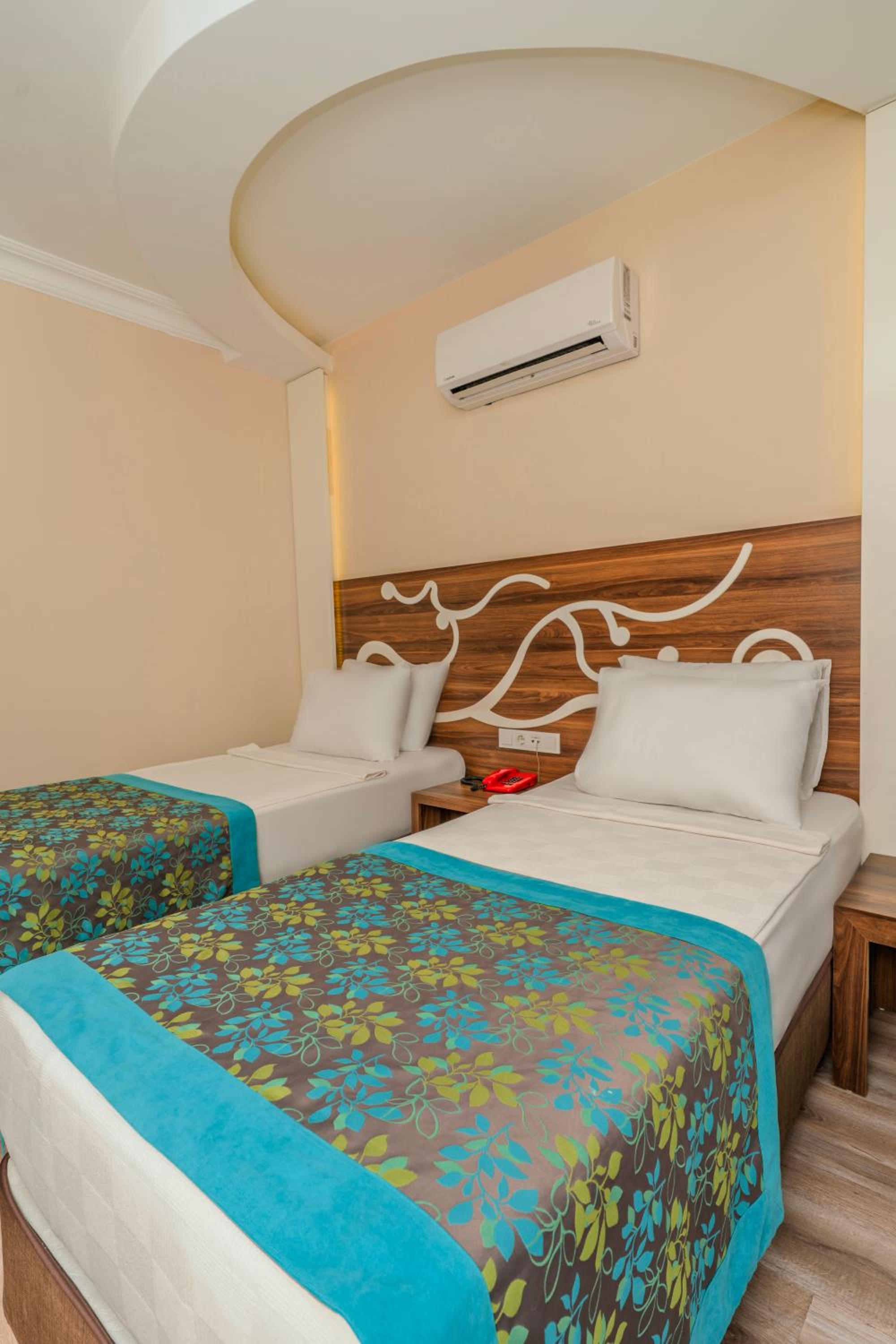 Standard Twin Room - Photo 4