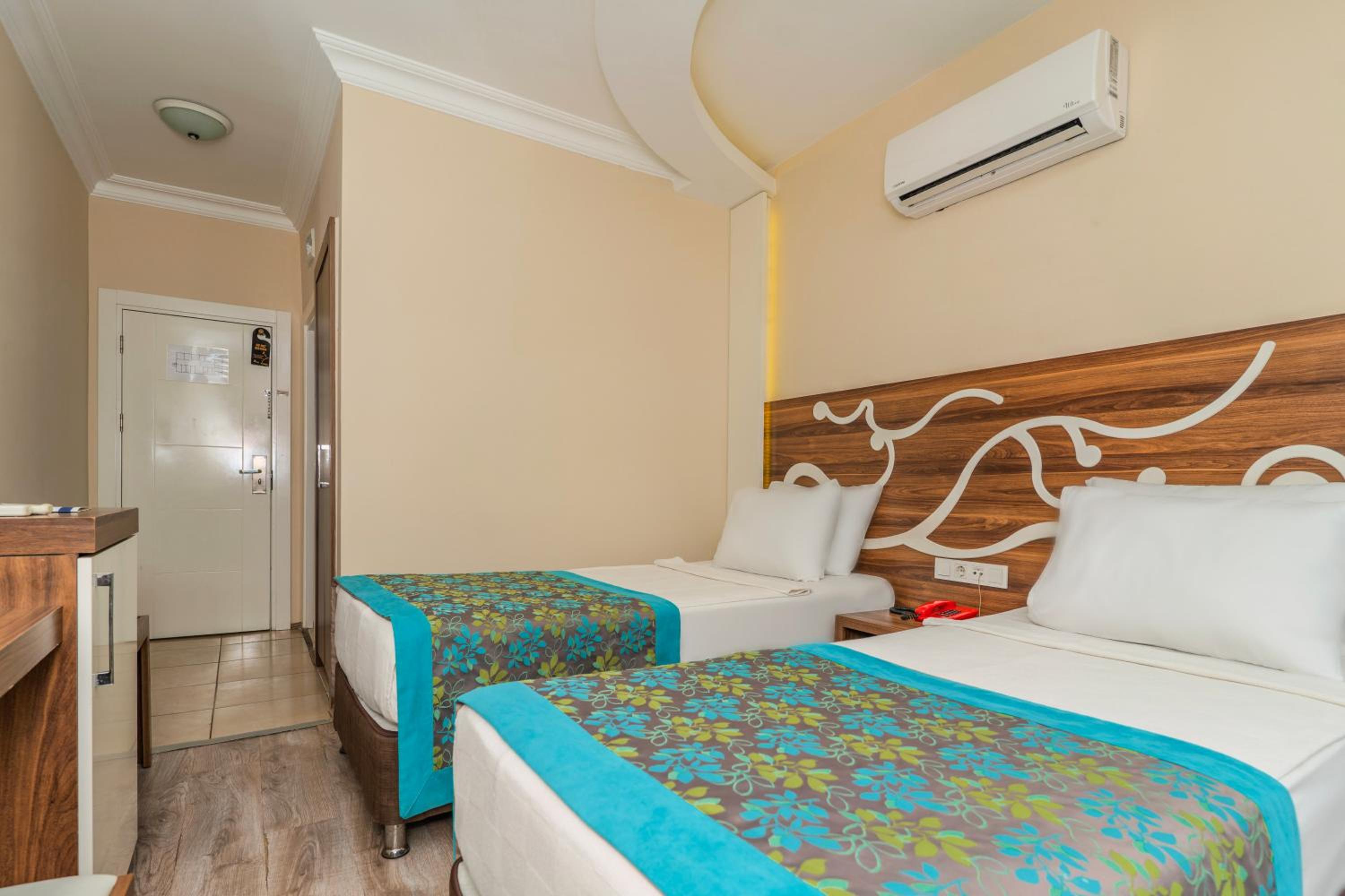 Standard Twin Room - Photo 3