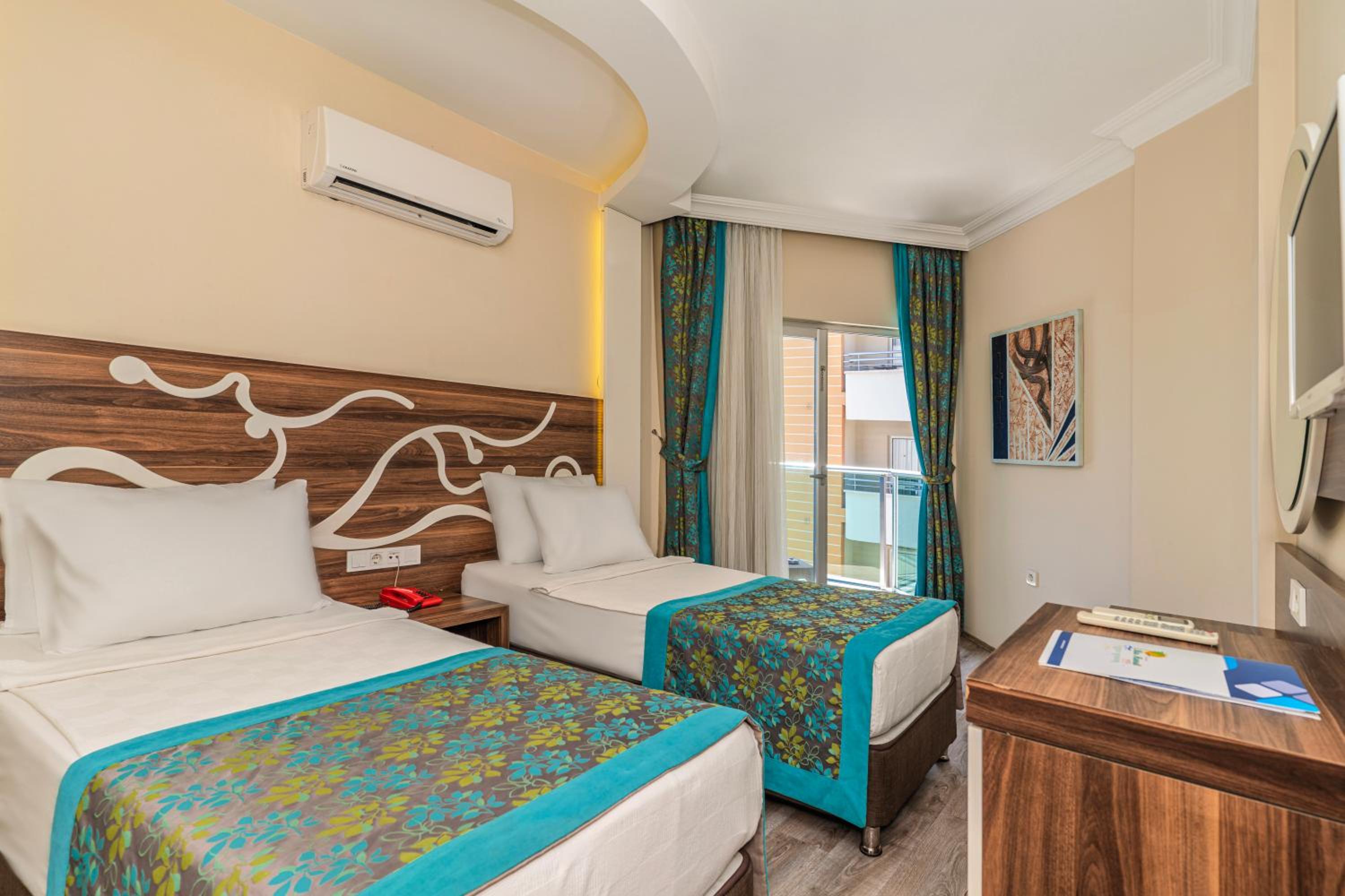 Standard Twin Room - Photo 2
