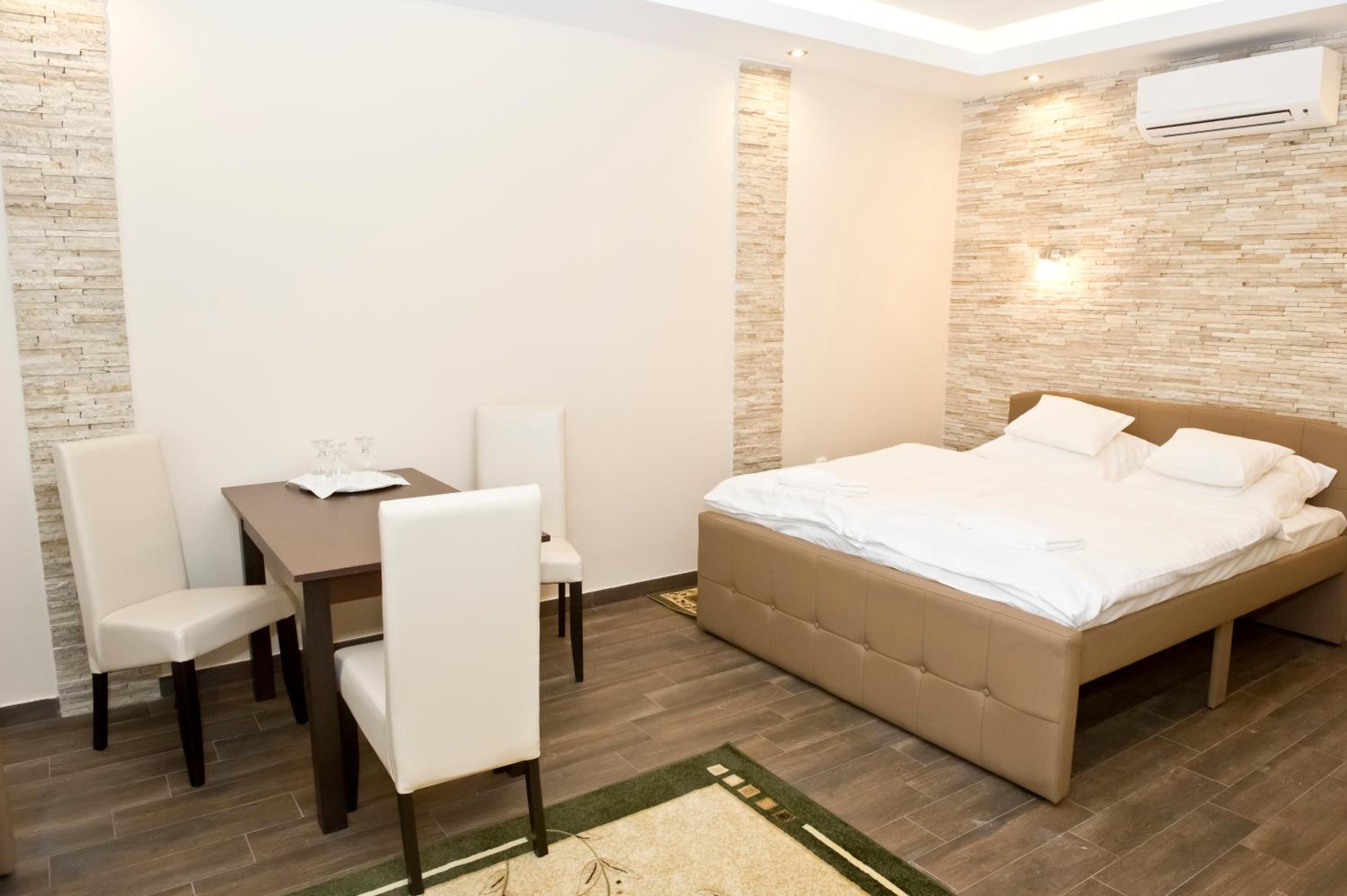 Deluxe King Room - Photo 6