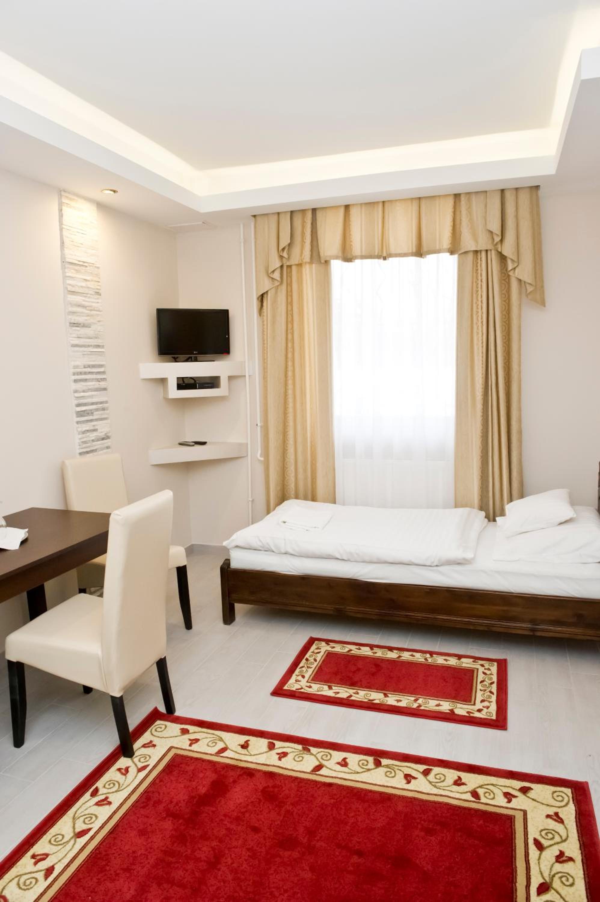 Deluxe King Room - Photo 5