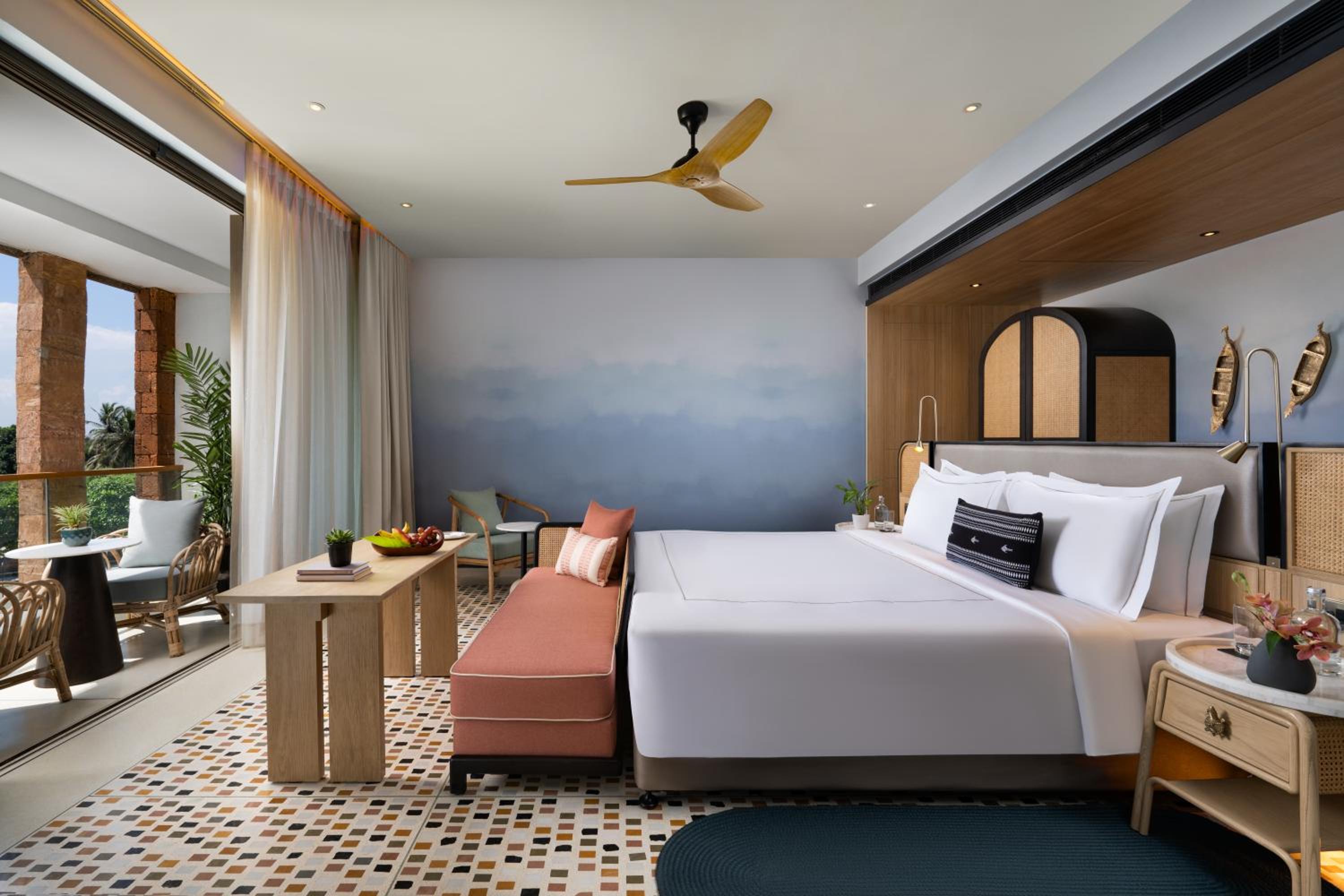 Deluxe Sea View Room King Bed with Balcony photo 3