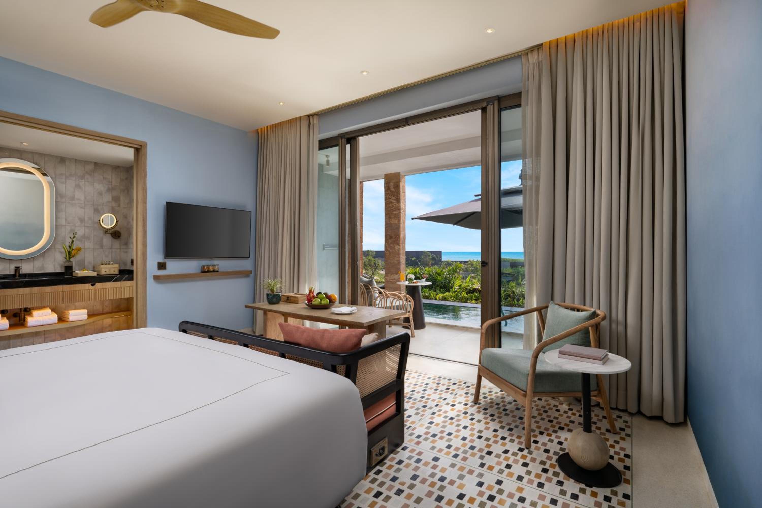 Grand Luxury Room King Bed with Plunge Pool - Photo 1