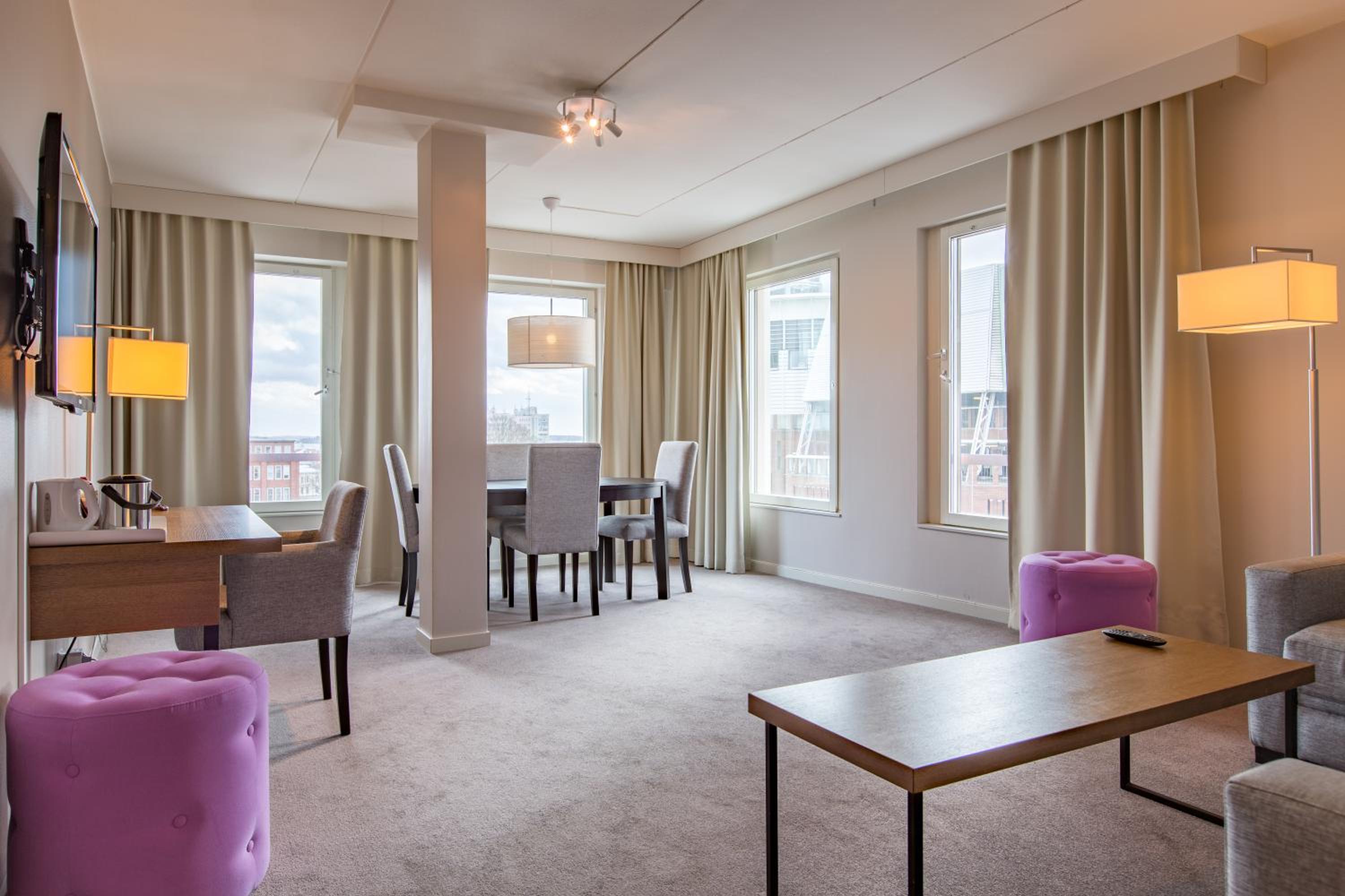 Junior Suite with Two Single Beds and Sofa Bed - Non-Smoking - Photo 2