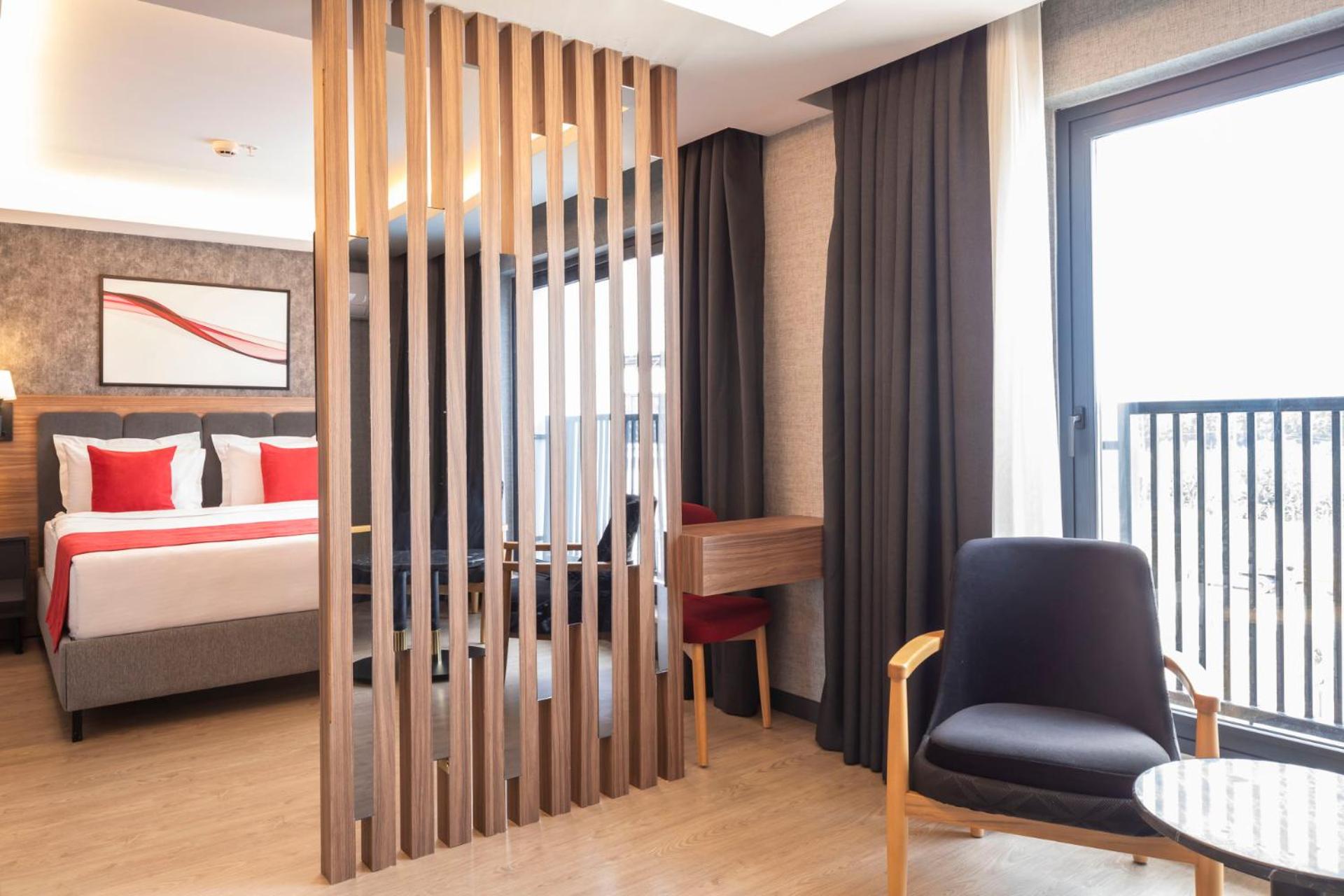 King Suite with Poolside - Photo 6