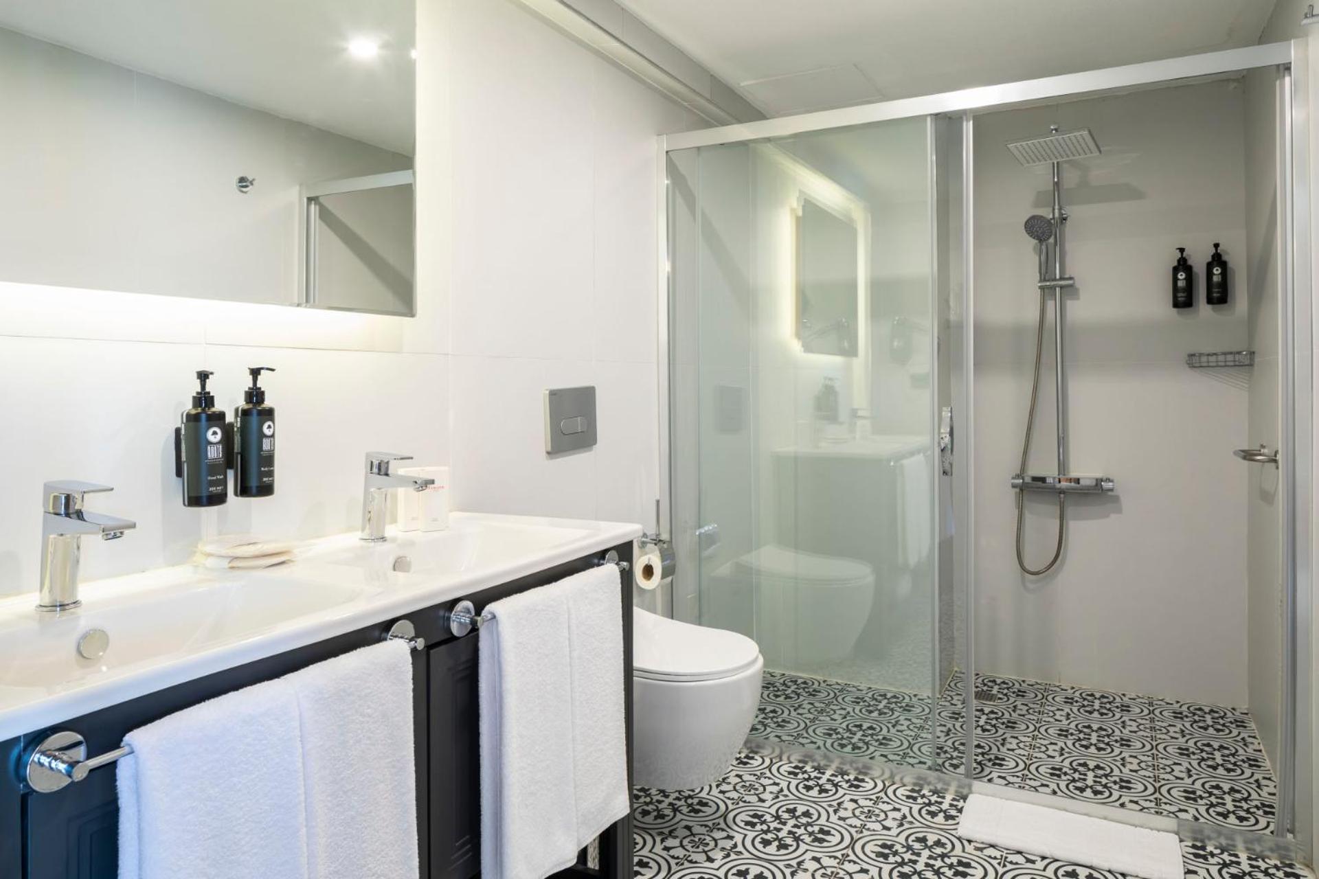 King Suite with Poolside - Photo 7