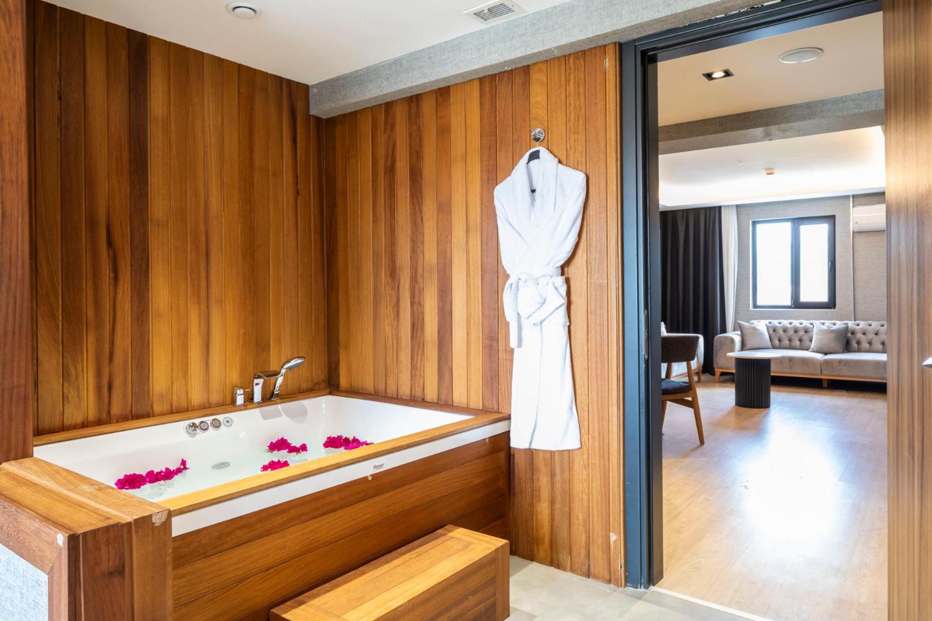 King Suite with Poolside - Photo 8