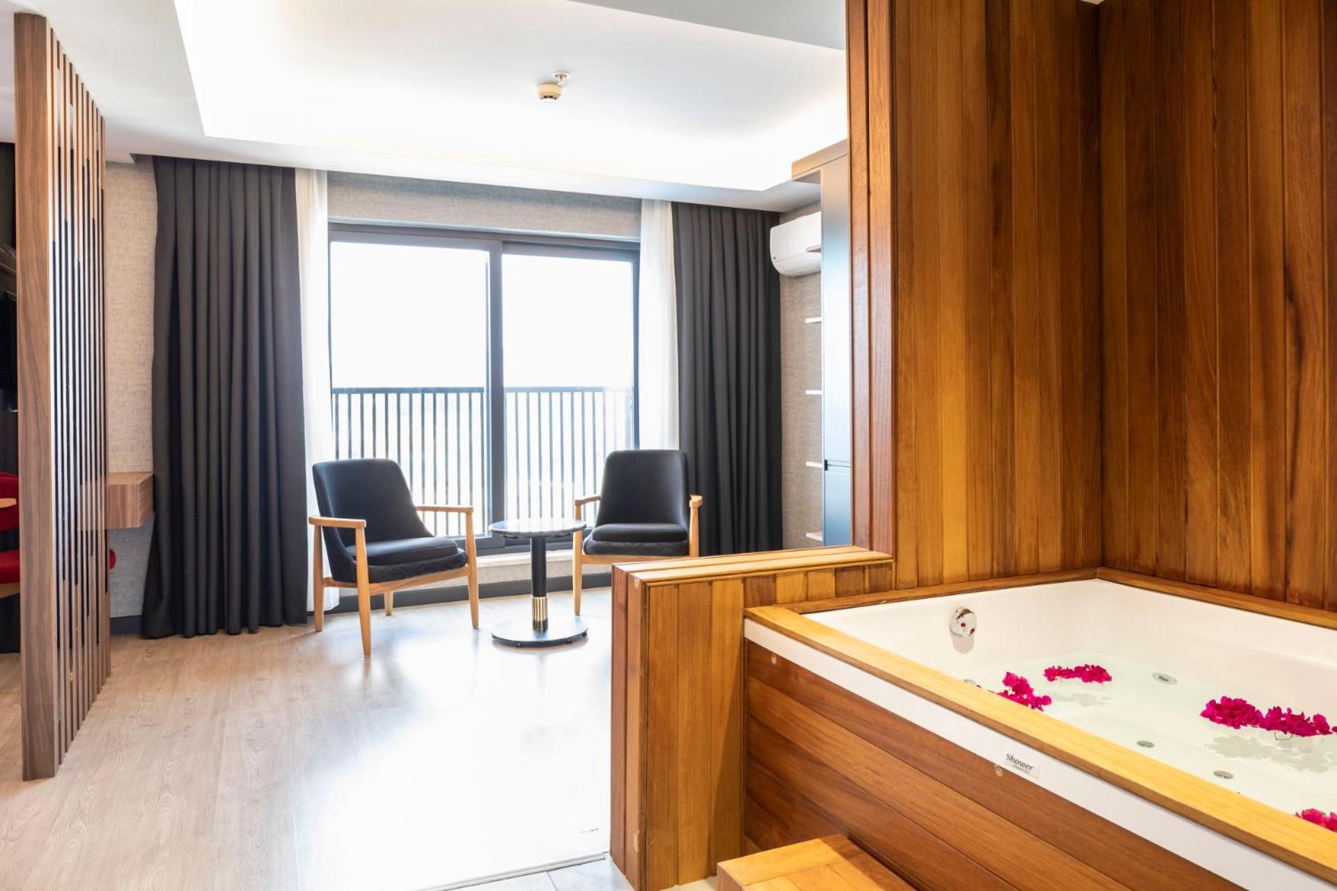 King Suite with Poolside - Photo 3