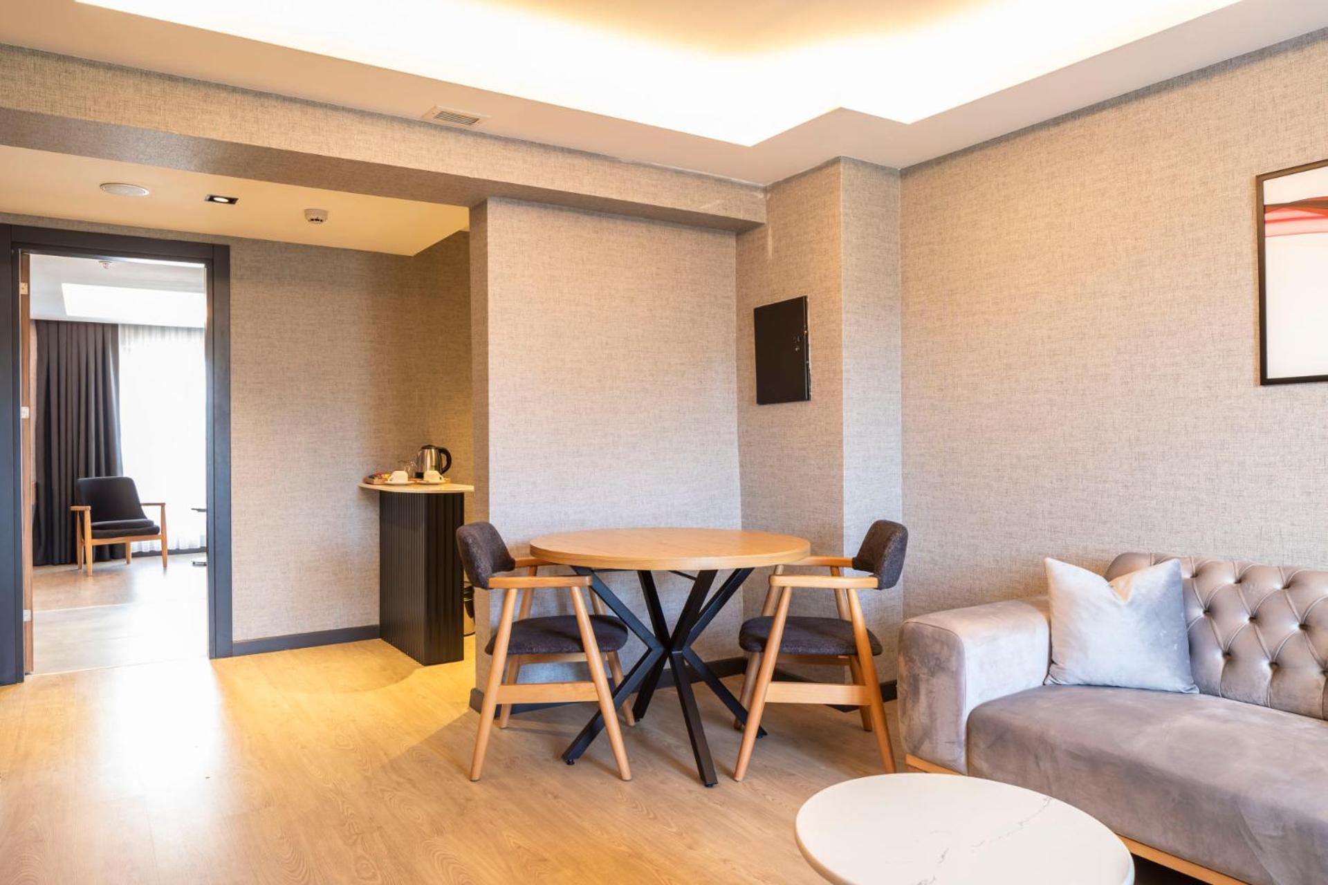 King Suite with Poolside - Photo 2