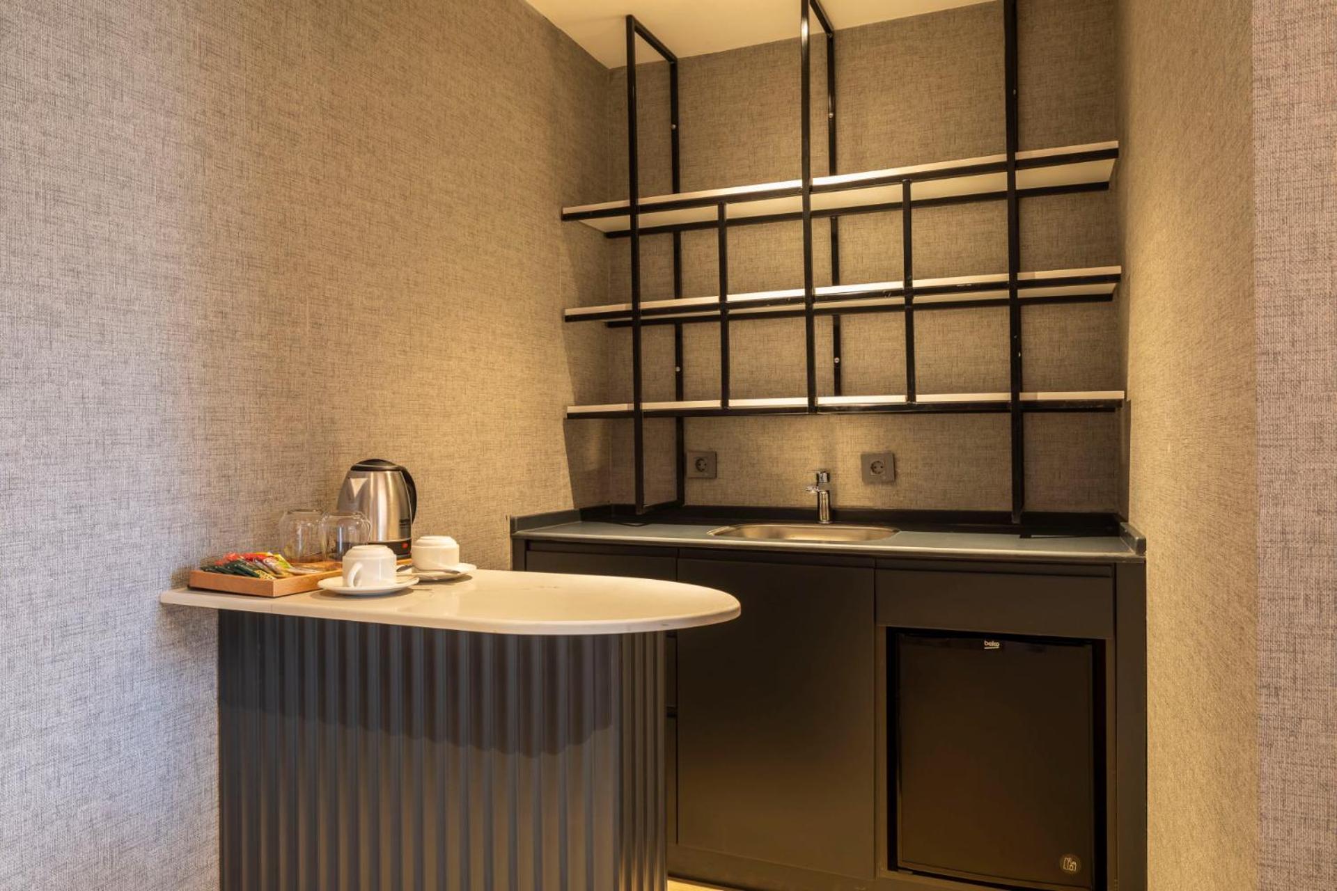 King Suite with Poolside - Photo 4