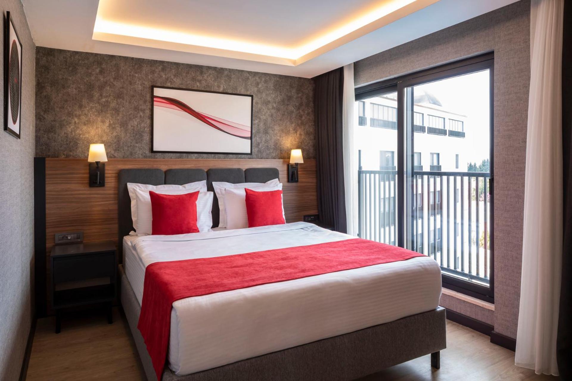 King Suite with Poolside - Photo 9