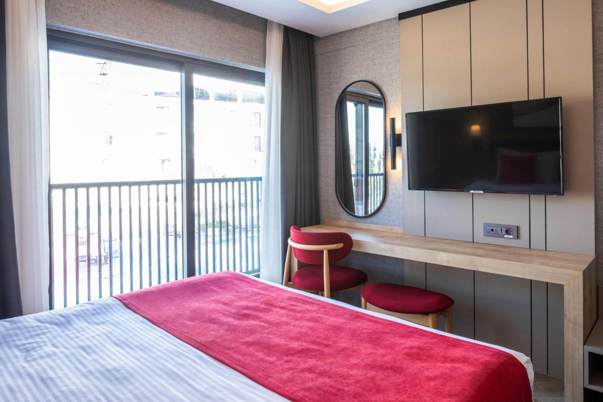 Standard Room with Twin Bed and Pool View - Photo 2